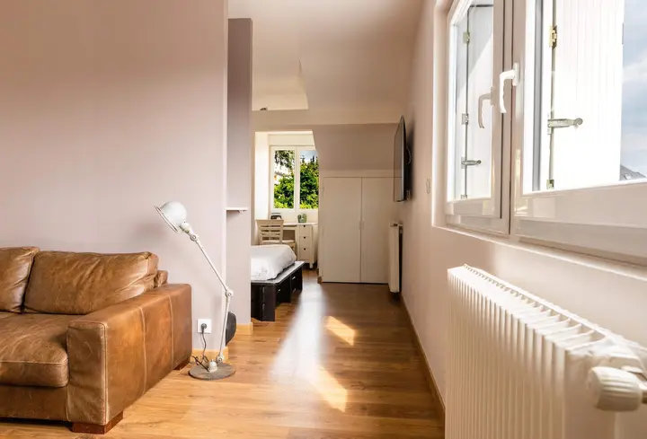 Séjour sur parquet ouvert sur la chambre