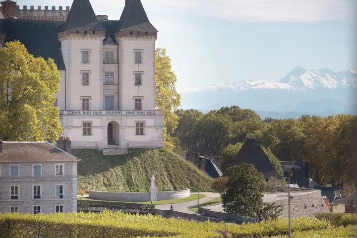 Vue sur le château de Pau et les Pyrénées enneigées