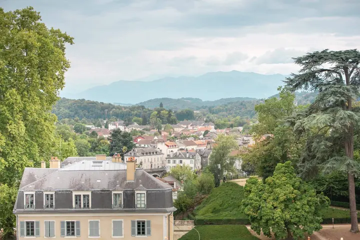 Vue sur les toits de Pau et la chaîne des Pyrénées