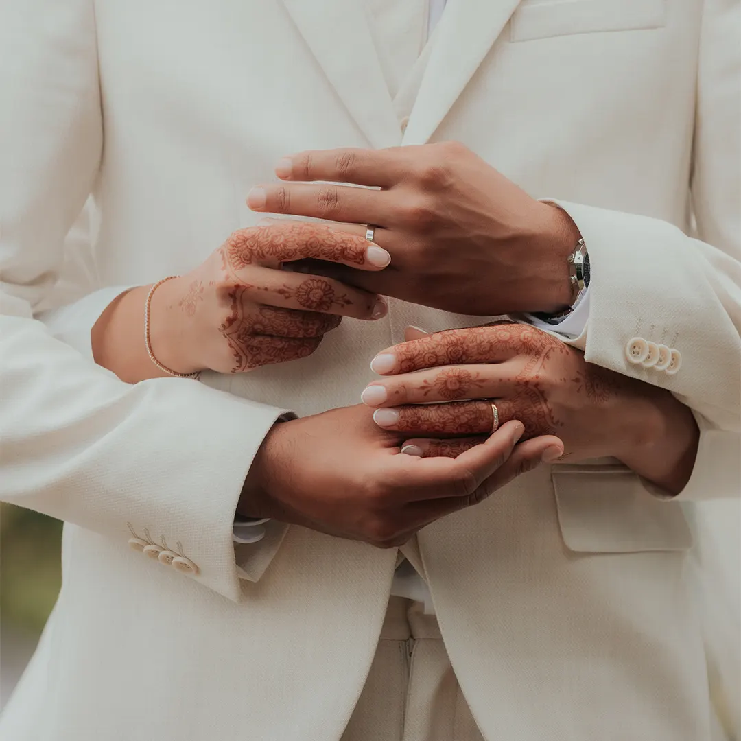 Photographe mariage Pau - Mains des mariés et alliances
