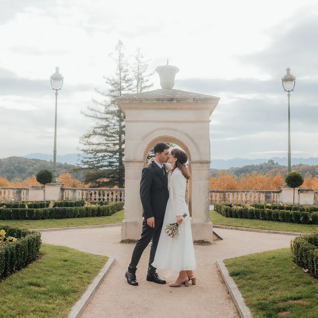 Photographe mariage Pau - Mariés dans un jardin à la française