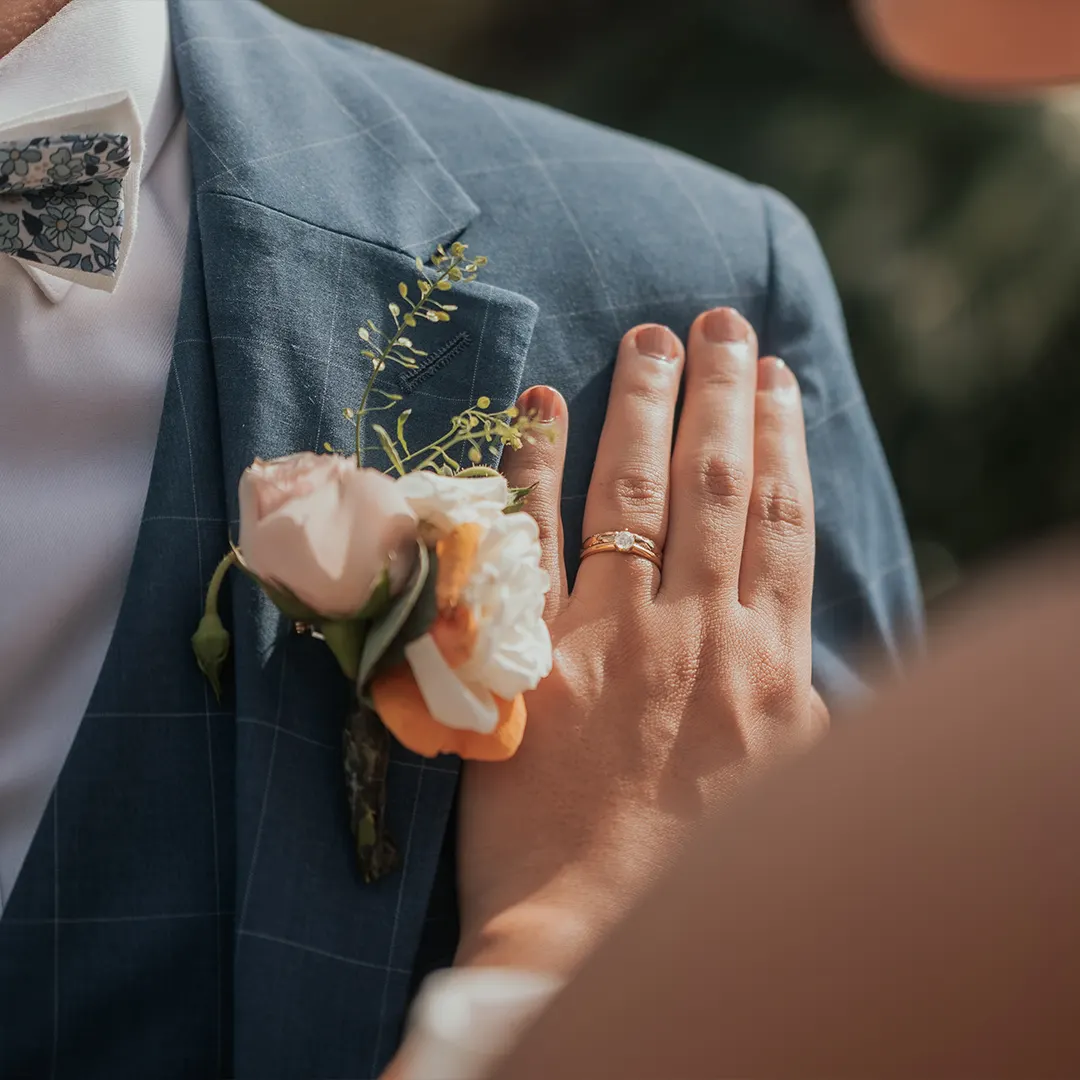 Photographe mariage Pau - Boutonnière et alliance du marié