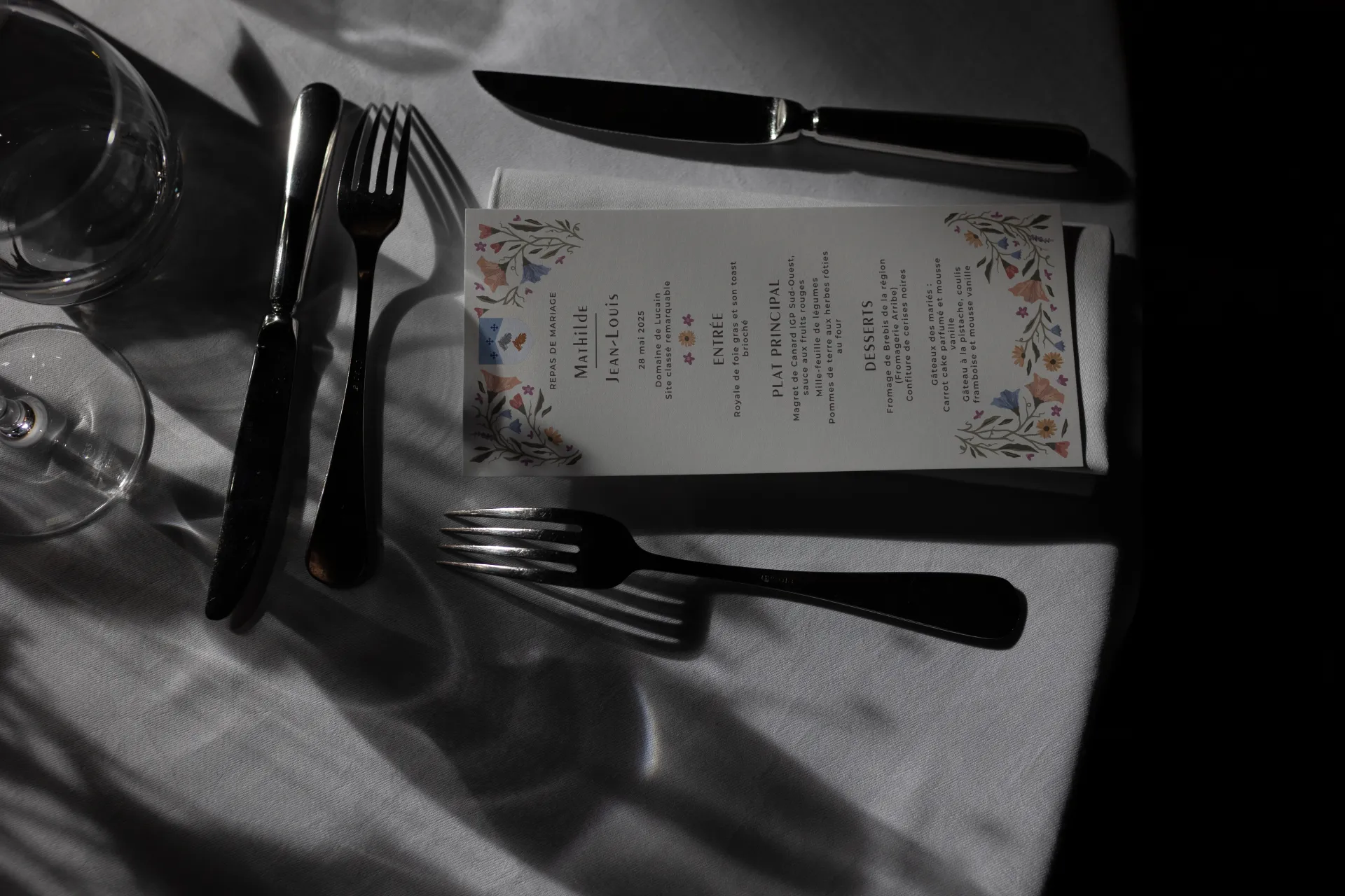 Menu de mariage posé sur une table élégante, détail de décoration de réception pour un mariage à Pau, Pyrénées-Atlantiques