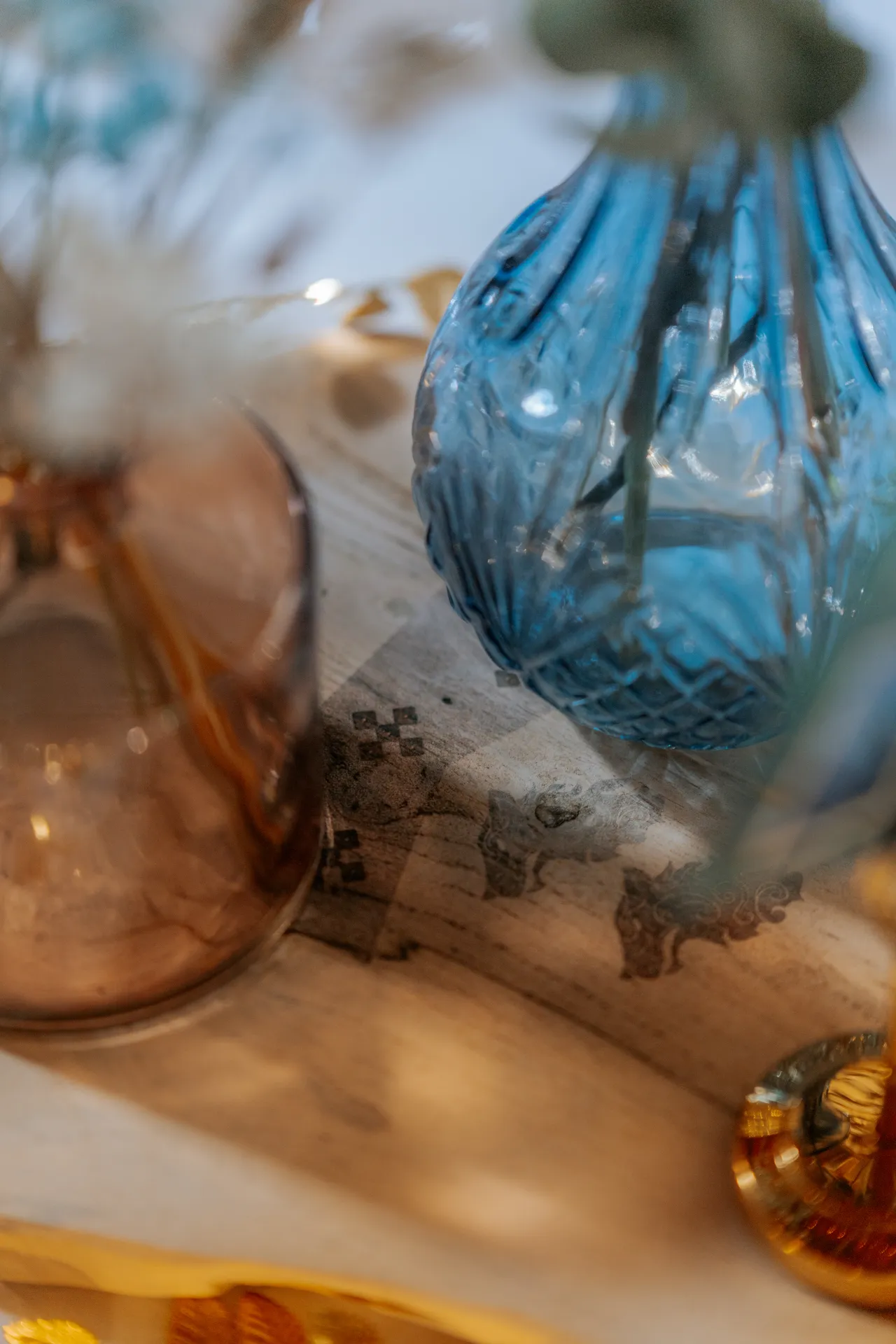 Détail de décoration de table de mariage à Pau avec vases colorés et ambiance élégante dans les Pyrénées-Atlantiques