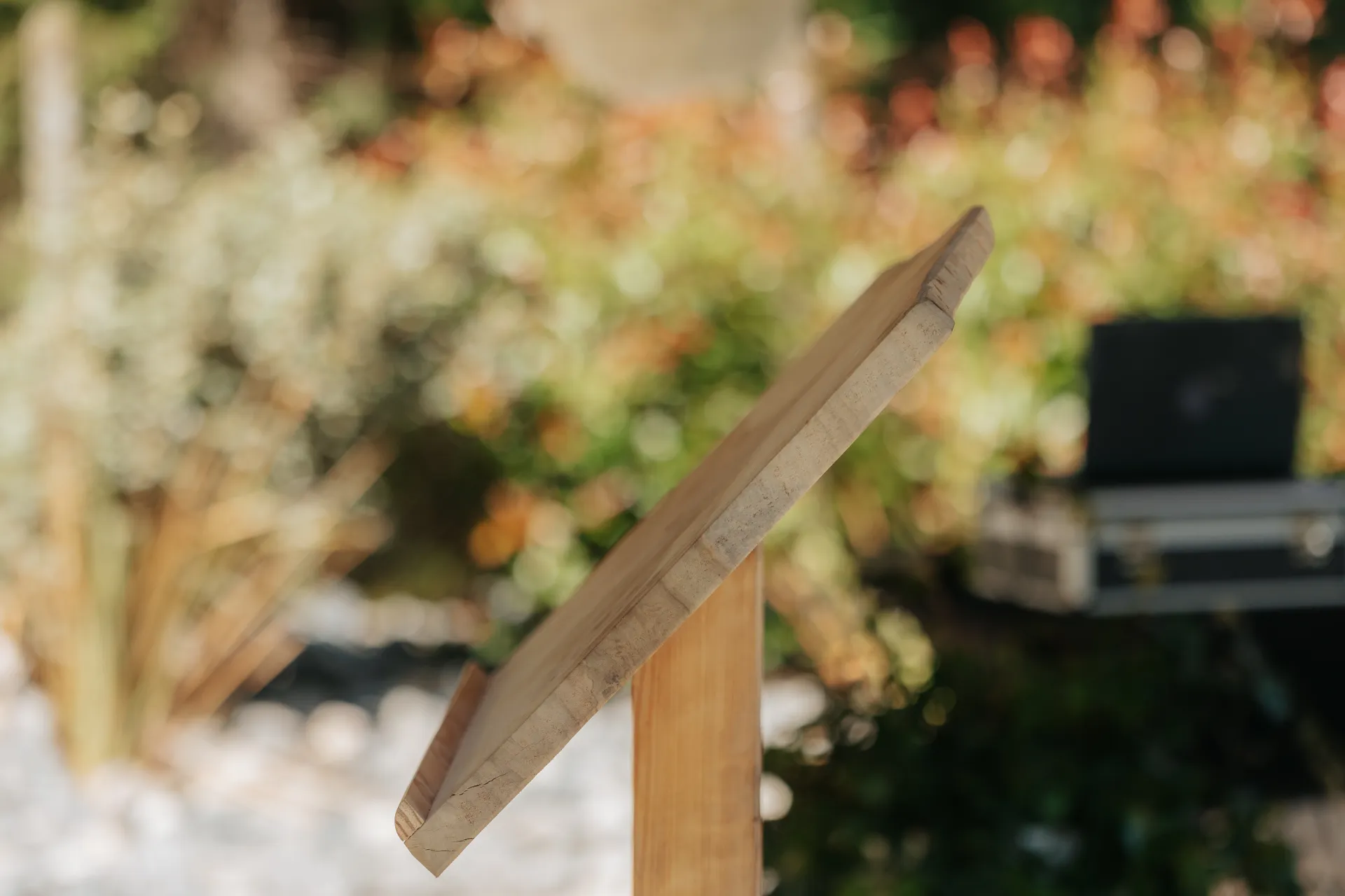 Pupitre en bois pour cérémonie laïque de mariage à Pau, dans un lieu de réception des Pyrénées-Atlantiques