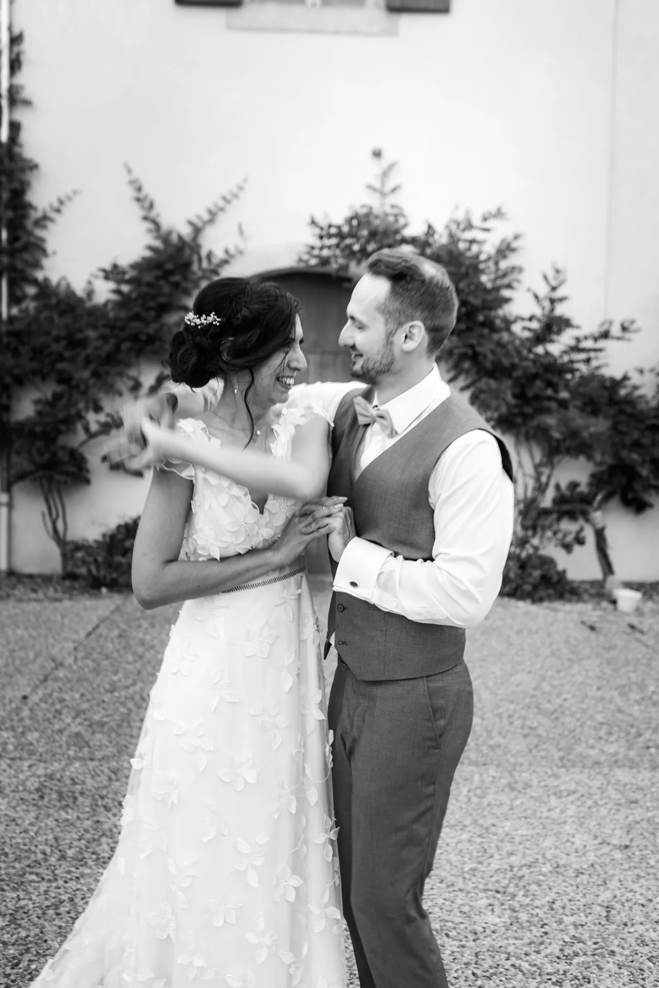 Mariés souriants dans la cour d’un lieu de mariage à Pau, dans les Pyrénées-Atlantiques