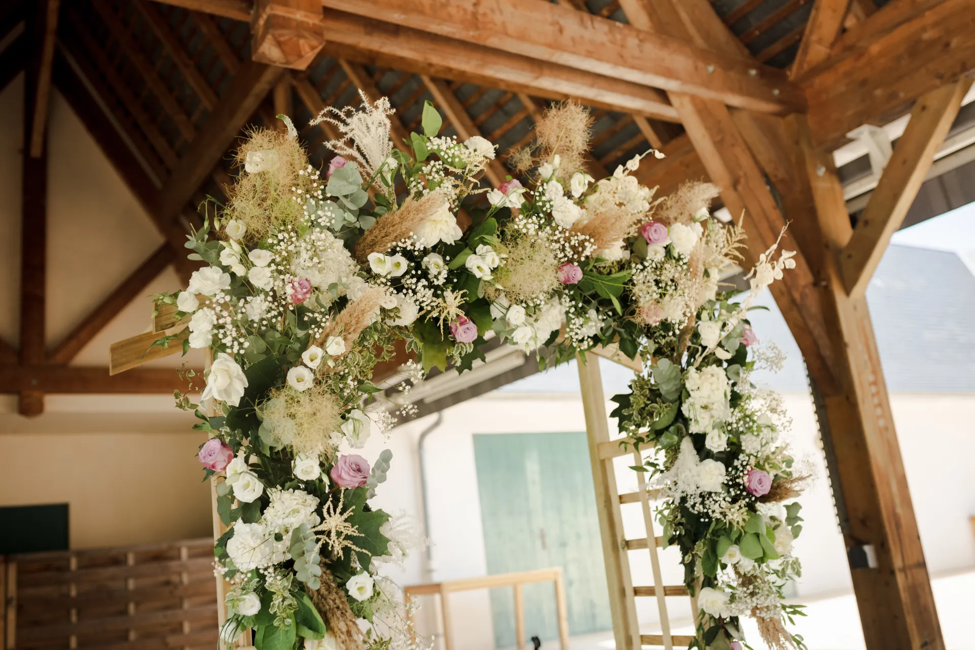 Arche fleurie de mariage dans un lieu de réception à Pau, ambiance bohème et élégante dans les Pyrénées-Atlantiques