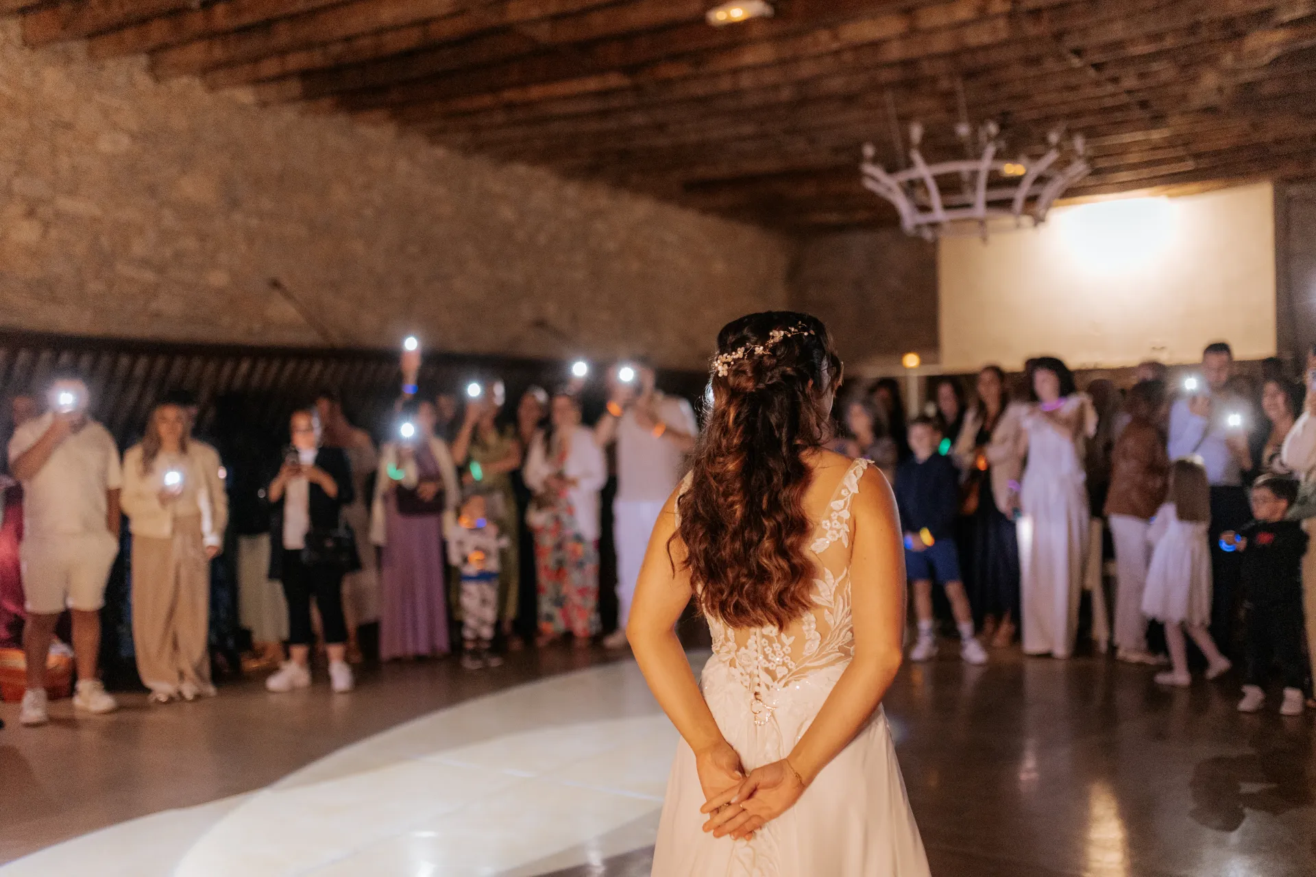 Mariée sur la piste entourée des invités dans un lieu de mariage chaleureux à Pau, dans les Pyrénées-Atlantiques