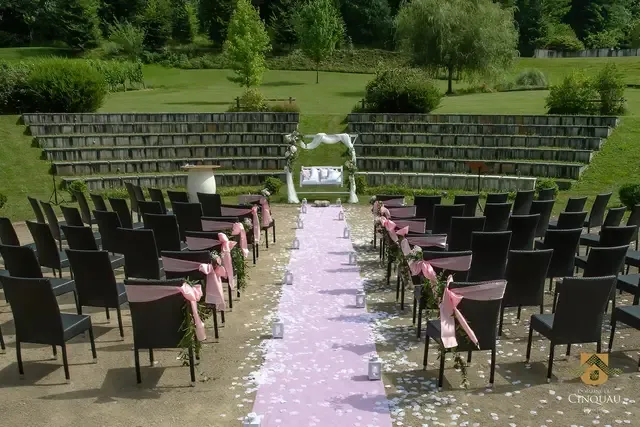 Cérémonie de mariage en plein air à Pau, allée décorée de pétales et arche fleurie dans les Pyrénées-Atlantiques