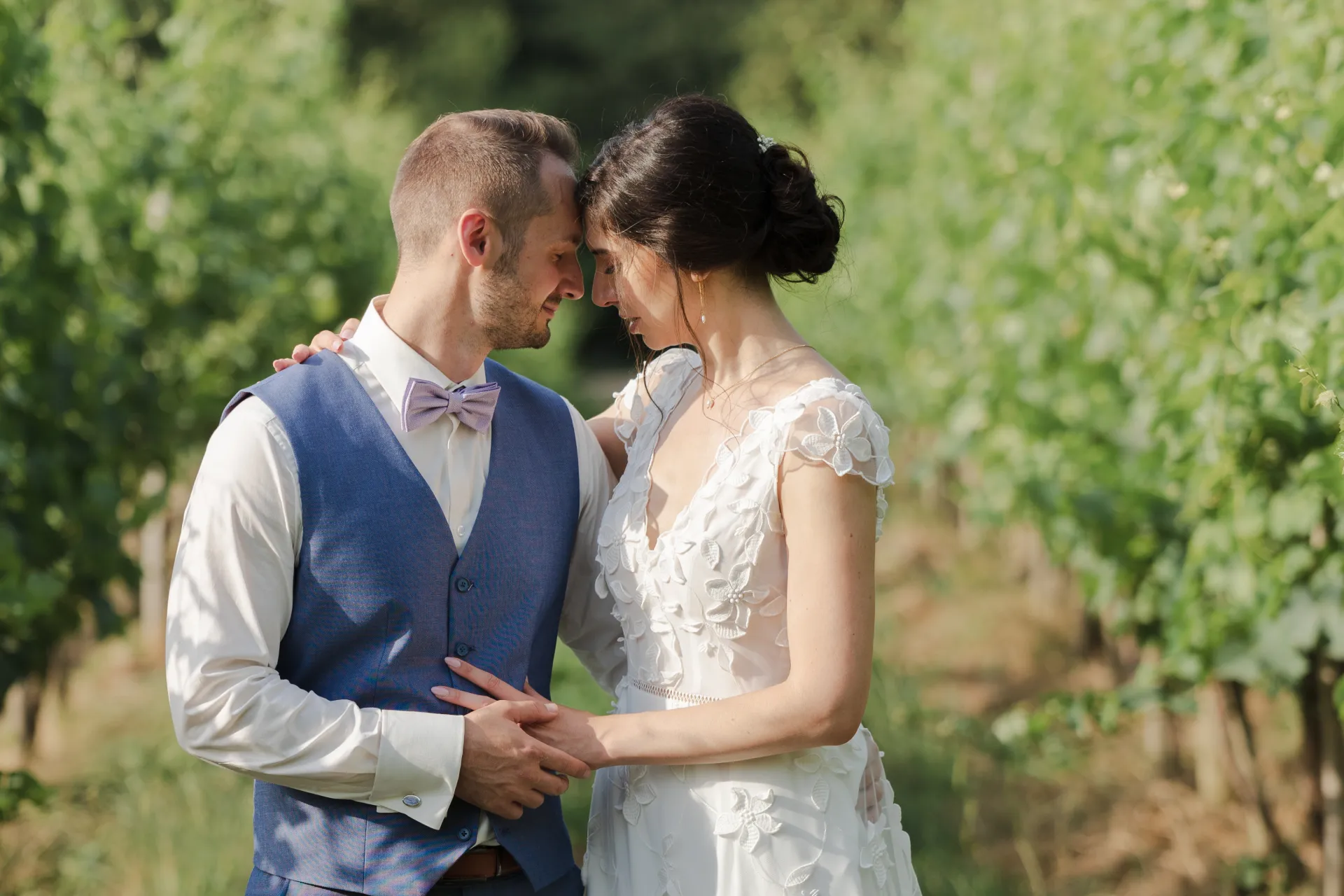 Couple de mariés enlacés dans un vignoble près de Pau, lieu romantique pour un mariage dans les Pyrénées-Atlantiques