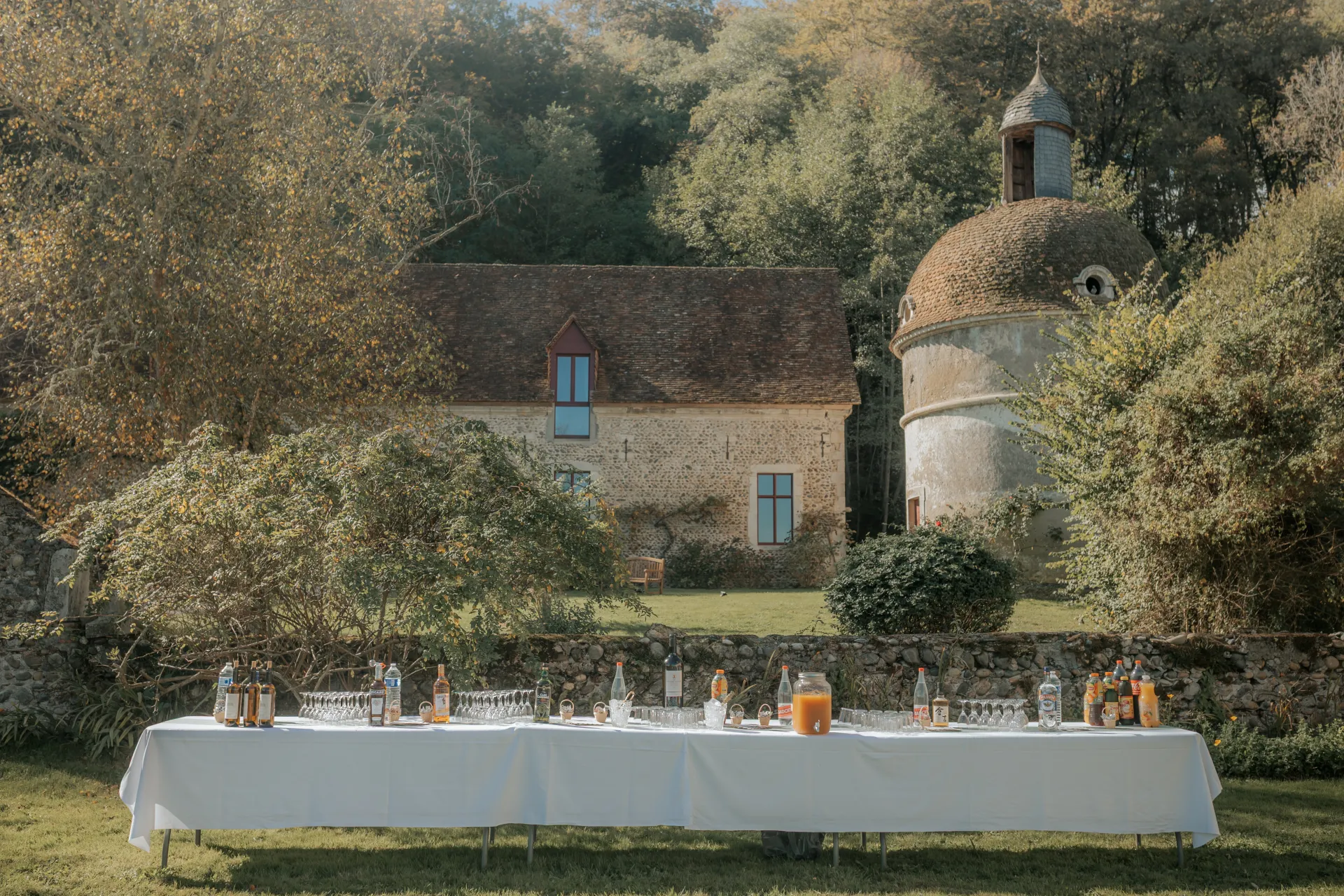 Lieu de mariage près de Pau avec cocktail en plein air devant un domaine de charme dans les Pyrénées-Atlantiques