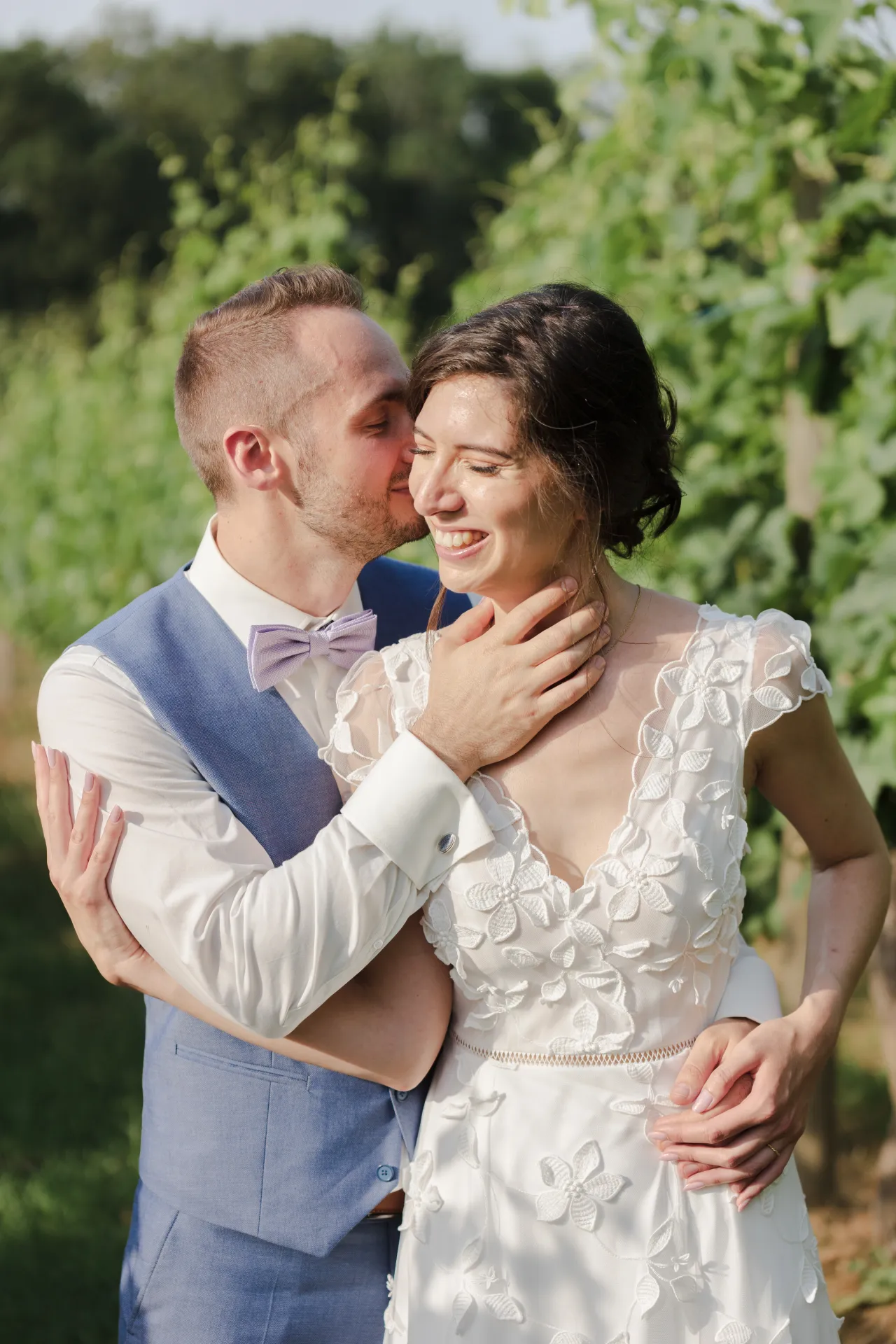 Couple de mariés enlacés en extérieur près de Pau, dans les Pyrénées-Atlantiques, pour un mariage romantique