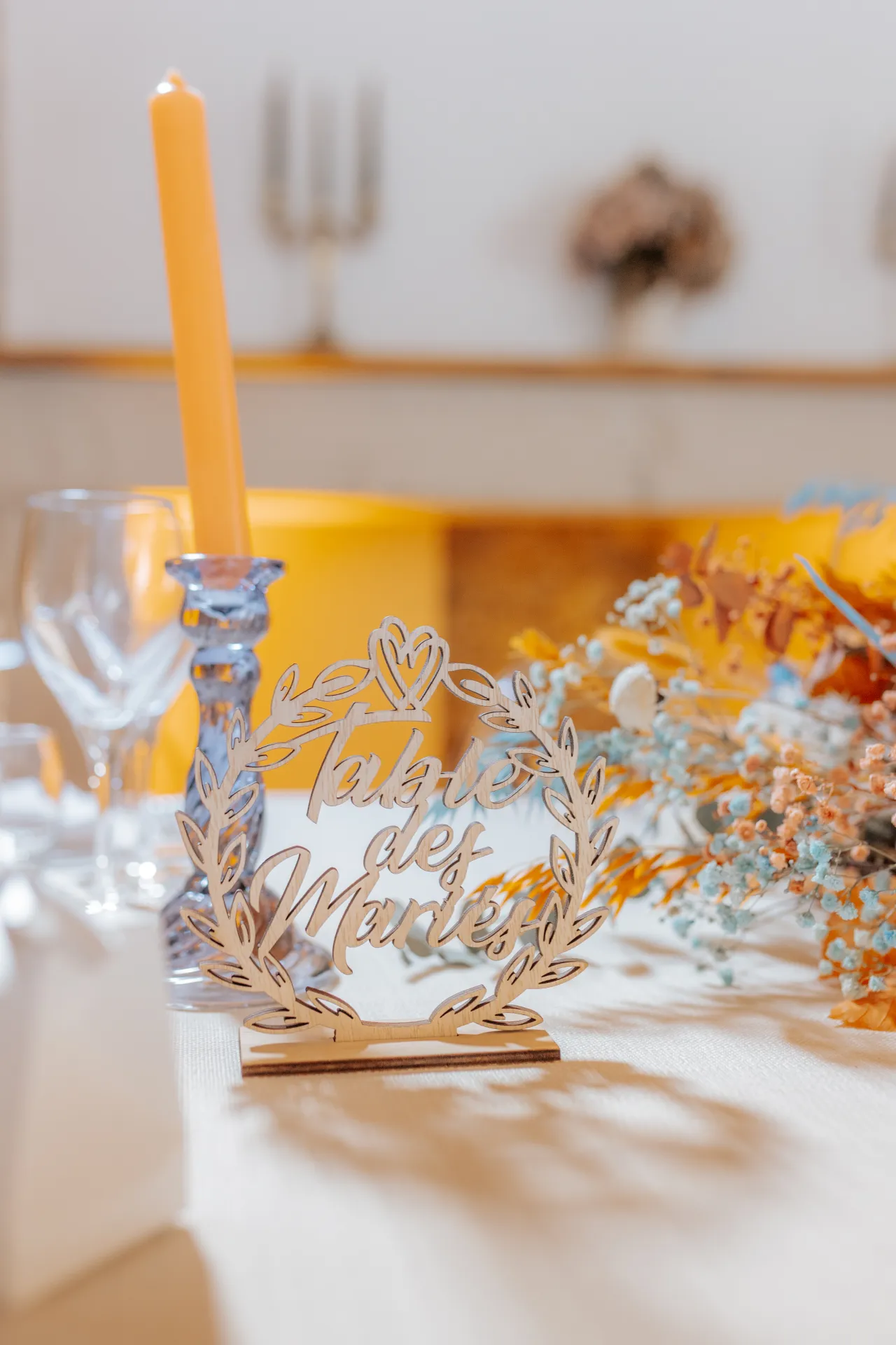 Décoration de table de mariage à Pau avec bougie, fleurs séchées et panneau "Table des mariés"