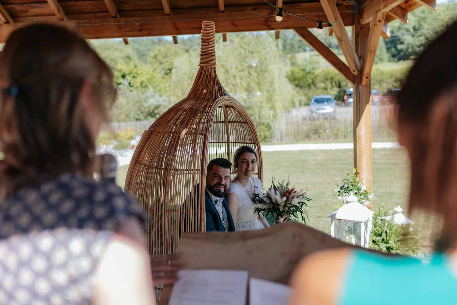 Mariés assis sous une pergola lors d’une cérémonie laïque de mariage à Pau, dans les Pyrénées-Atlantiques