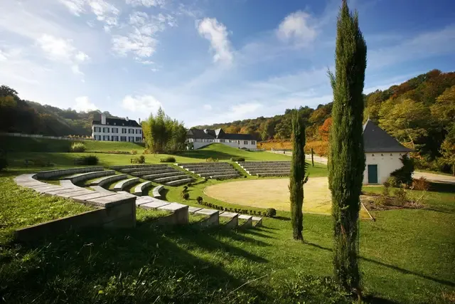 Lieu de mariage à Pau dans les Pyrénées-Atlantiques avec jardin, amphithéâtre en pierre et domaine élégant