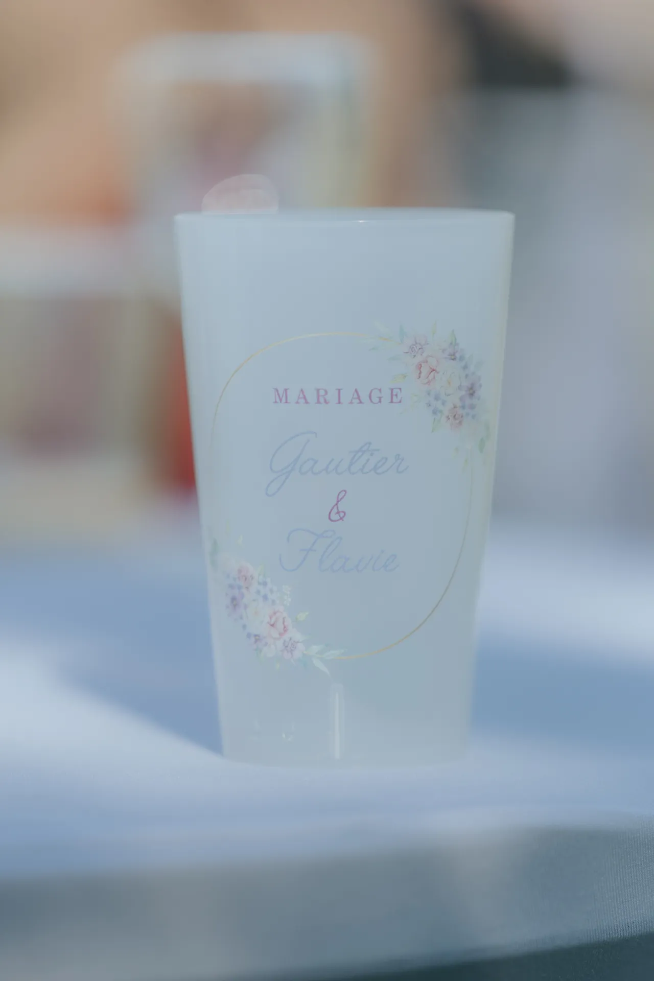 Gobelet personnalisé de mariage sur table de réception à Pau, détail raffiné pour une décoration de mariage dans les Pyrénées-Atlantiques