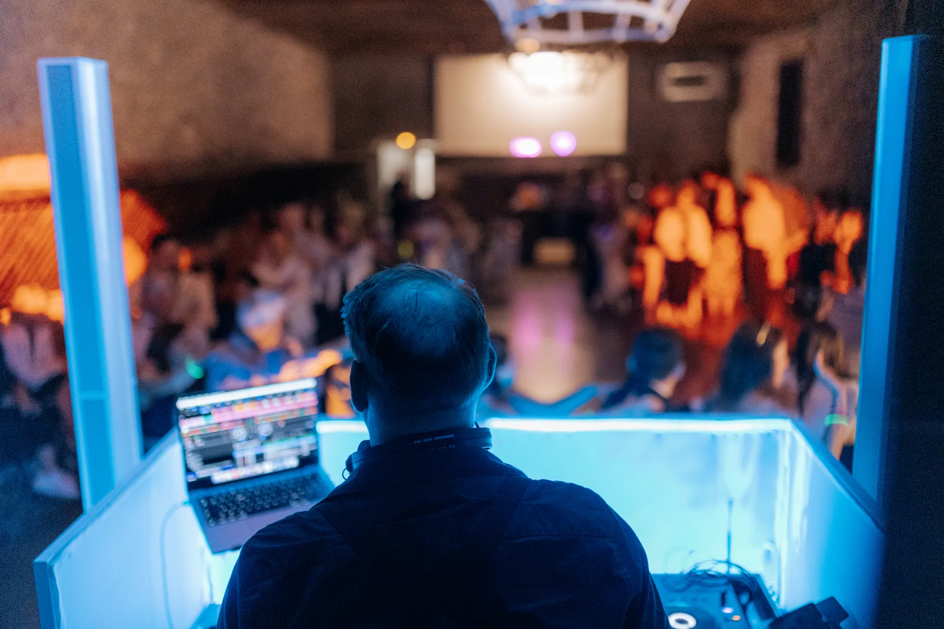 DJ animant une soirée de mariage dans une salle de réception à Pau, ambiance festive dans les Pyrénées-Atlantiques