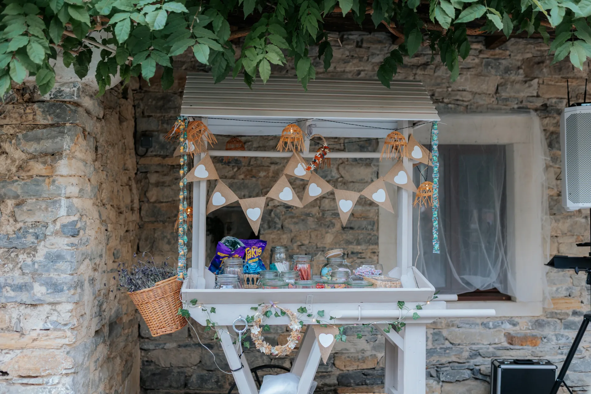 Candy bar de mariage décoré sous une tonnelle en pierre, idée de réception champêtre à Pau dans les Pyrénées-Atlantiques