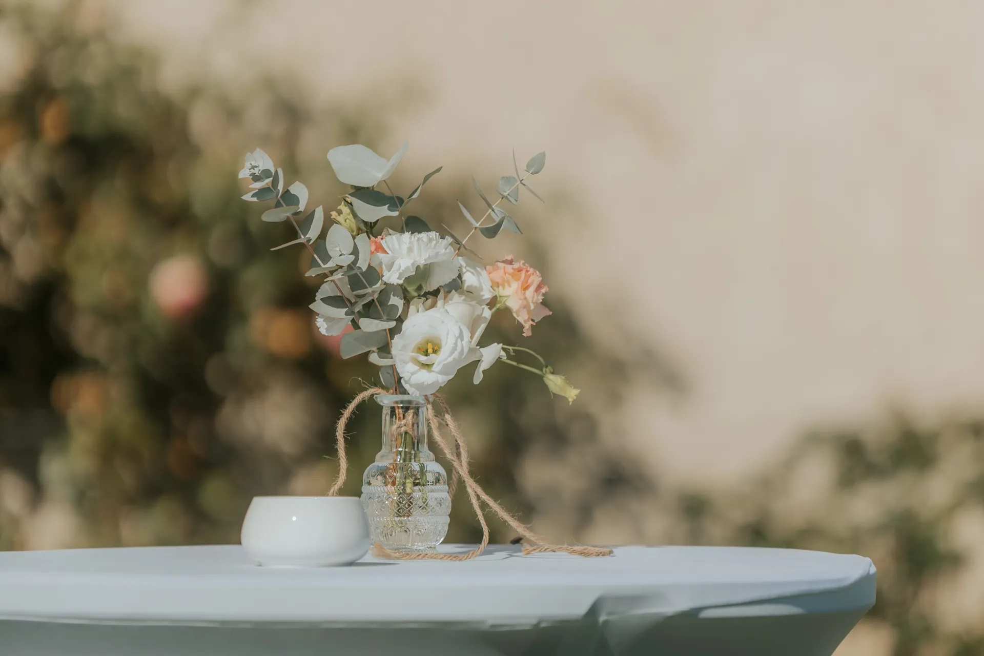 Décoration florale de mariage sur une table de réception à Pau, idéale pour un lieu de mariage dans les Pyrénées-Atlantiques