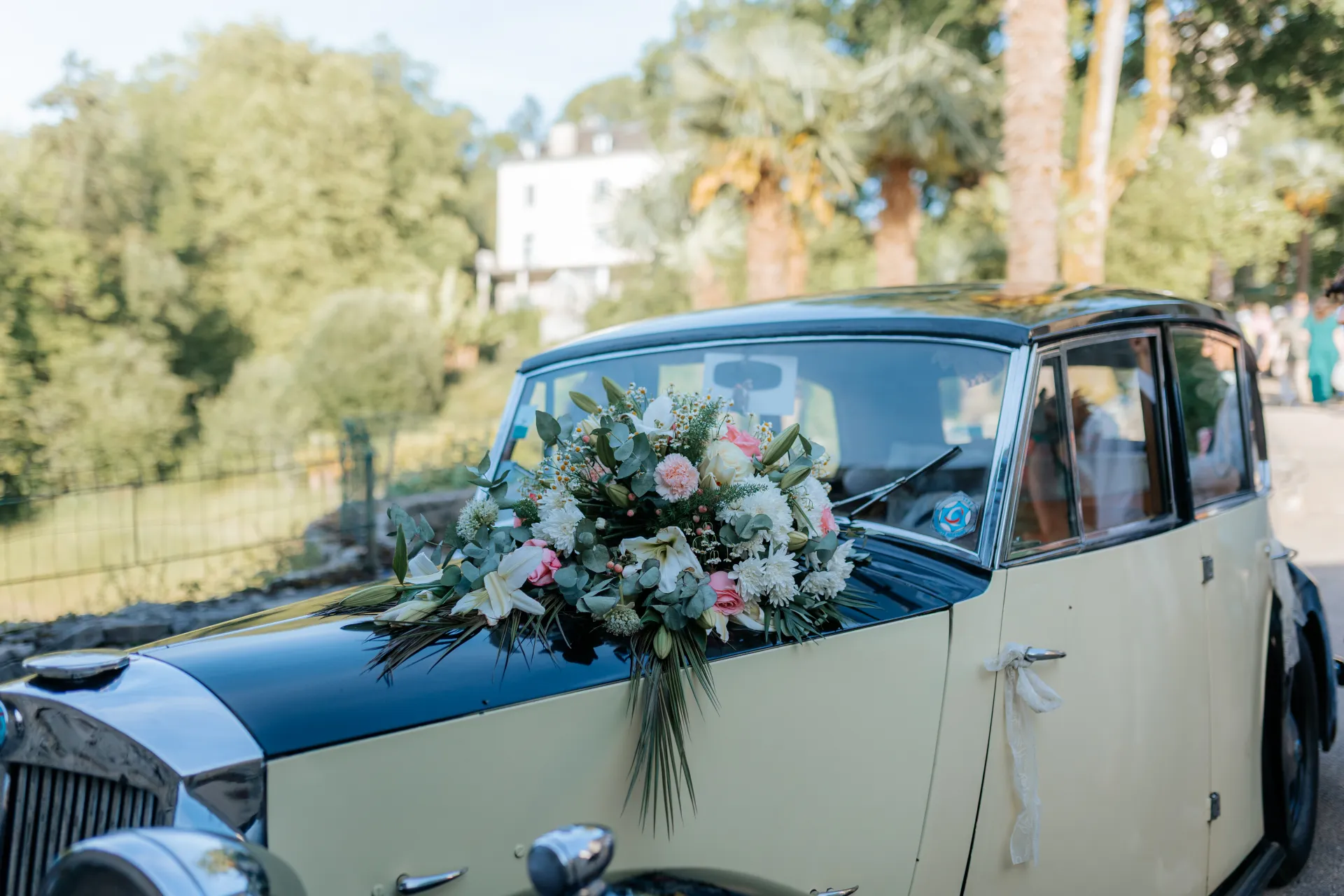Voiture de mariage vintage décorée de fleurs dans un domaine près de Pau, Pyrénées-Atlantiques