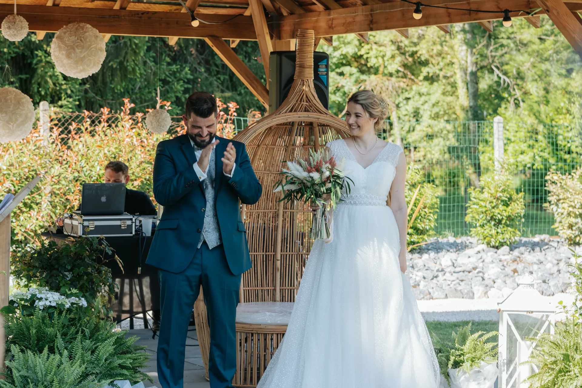 Mariés sous une pergola lors d’une cérémonie laïque de mariage à Pau, dans les Pyrénées-Atlantiques