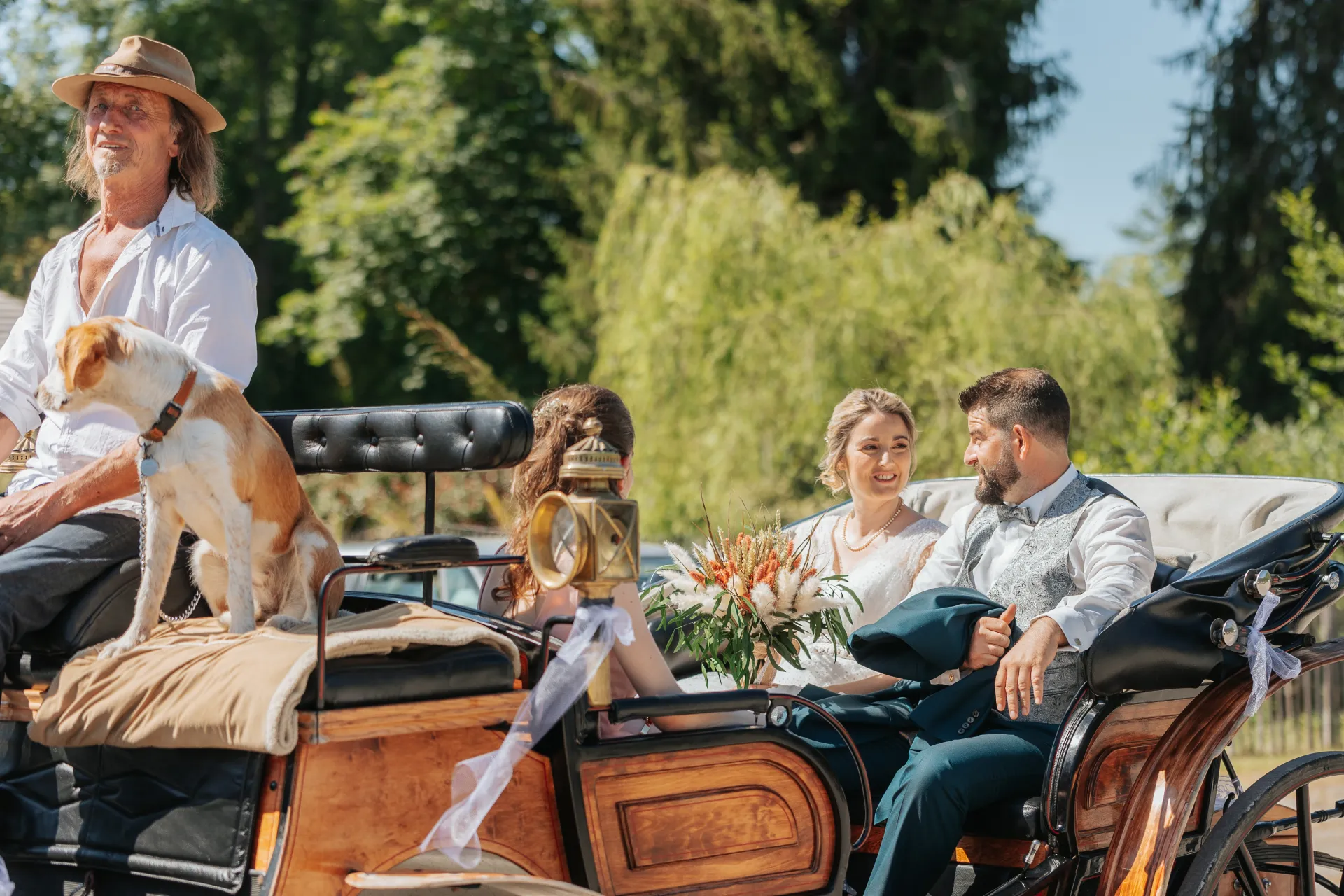 Mariés en calèche à Pau dans les Pyrénées-Atlantiques, arrivée élégante en plein air pour un mariage romantique