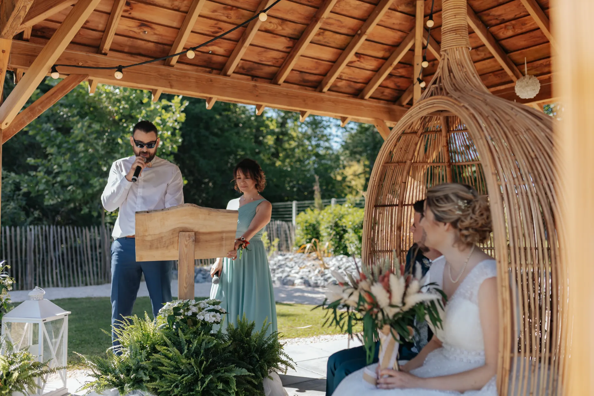 Cérémonie de mariage laïque à Pau sous un kiosque en bois, avec discours des proches et mariés assis