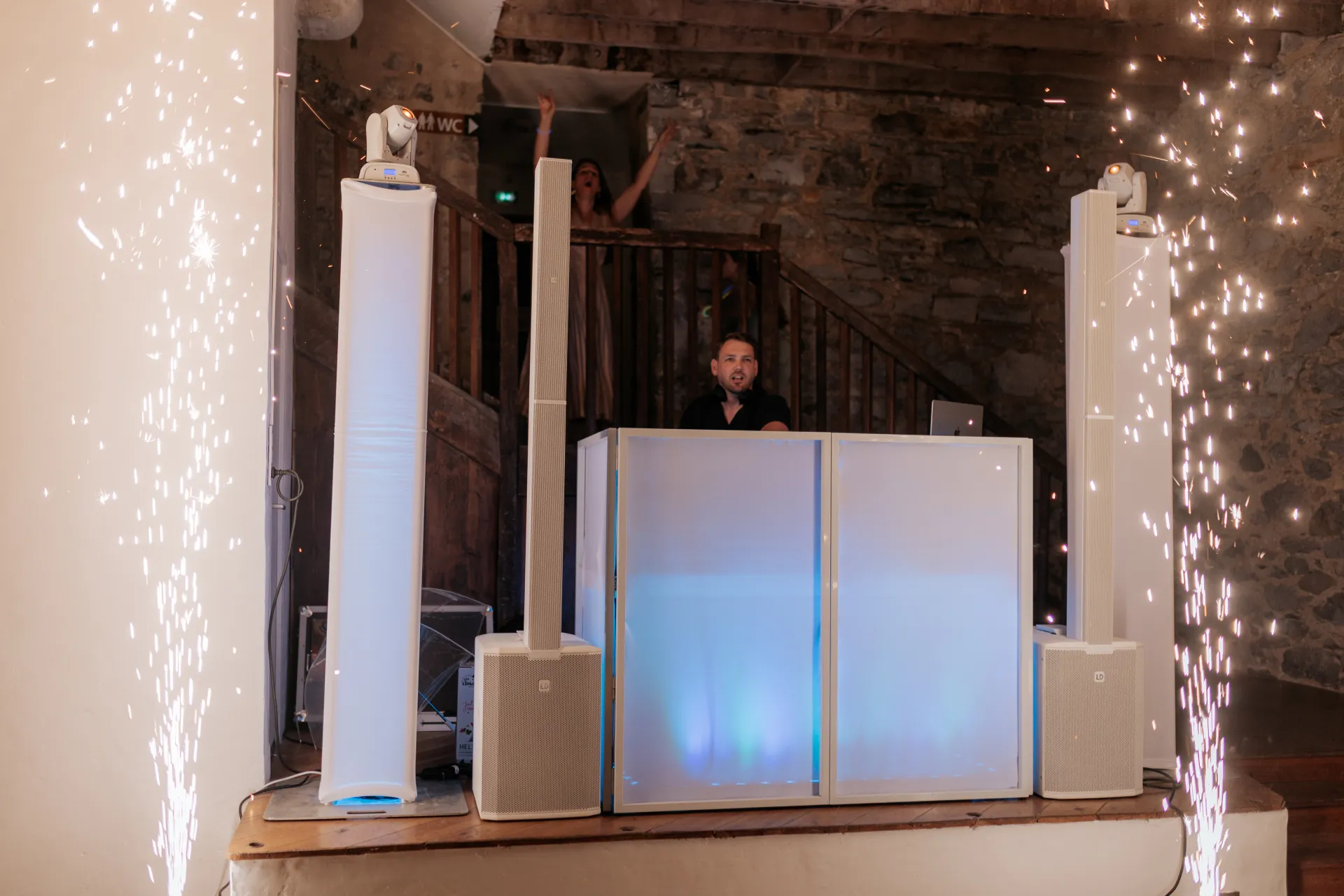 Soirée de mariage à Pau dans une salle en pierre avec DJ, jeux de lumière et feux d’artifice d’intérieur