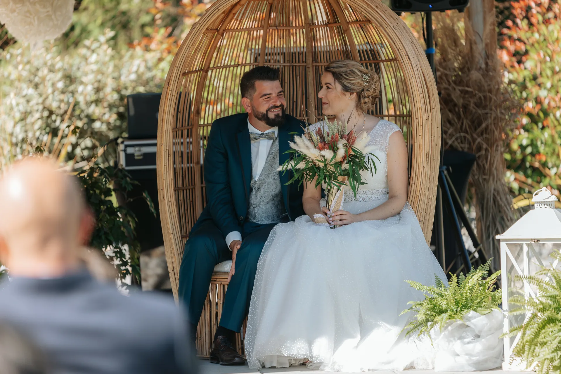 Mariés assis lors d’une cérémonie laïque en extérieur, lieu de mariage à Pau dans les Pyrénées-Atlantiques
