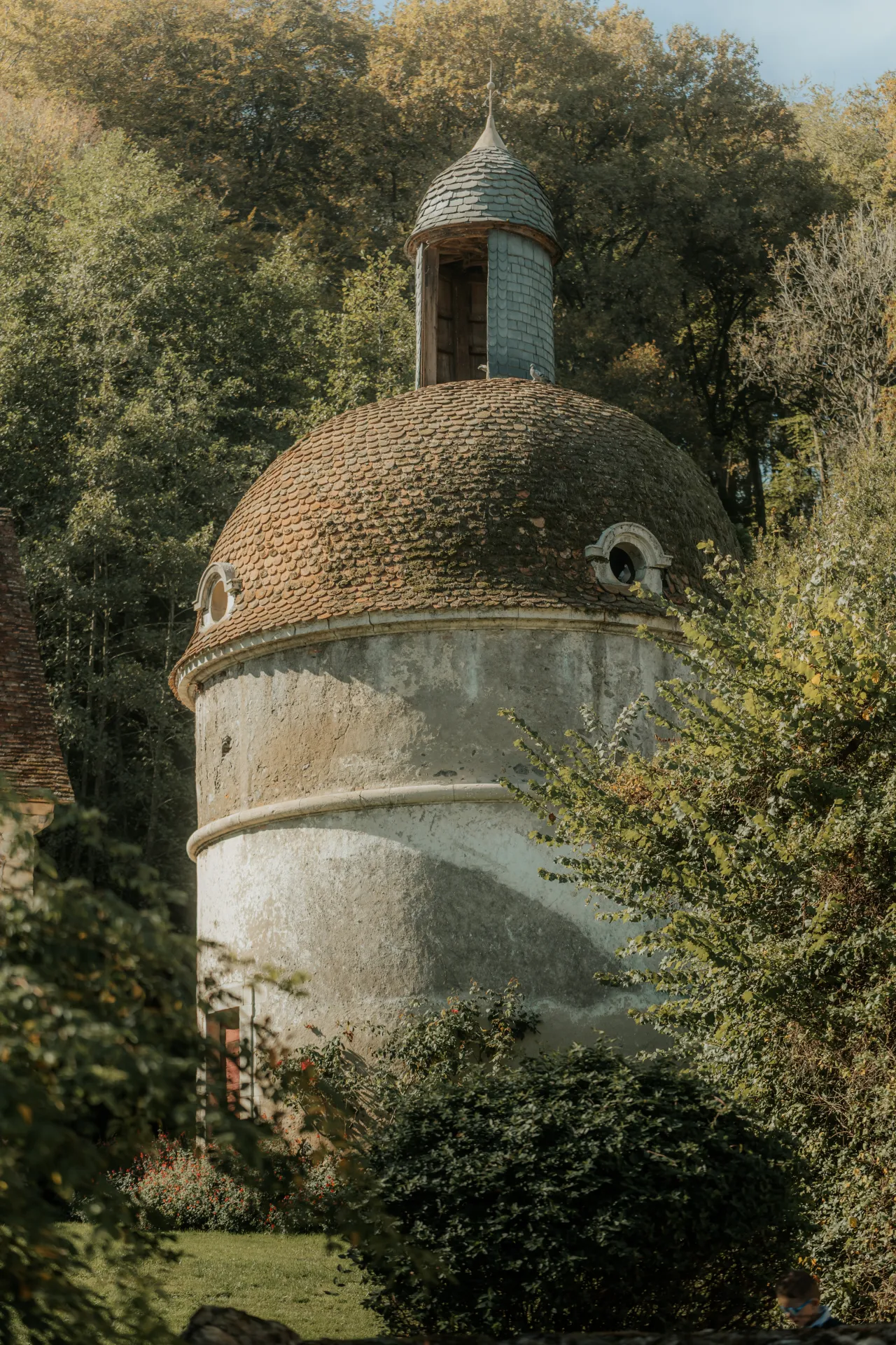 Tour ronde d’un domaine de mariage près de Pau, nichée dans la verdure des Pyrénées-Atlantiques