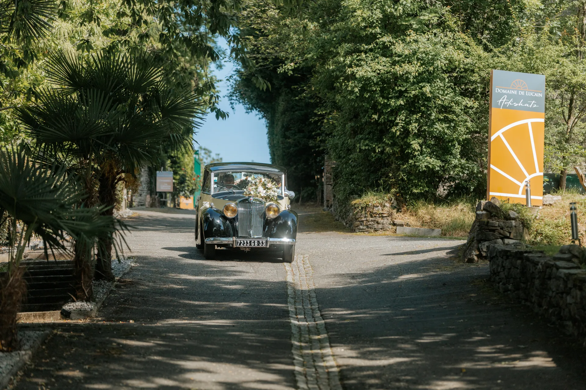 Voiture de mariage ancienne à l’entrée du Domaine de Lucain à Pau, lieu de réception dans les Pyrénées-Atlantiques