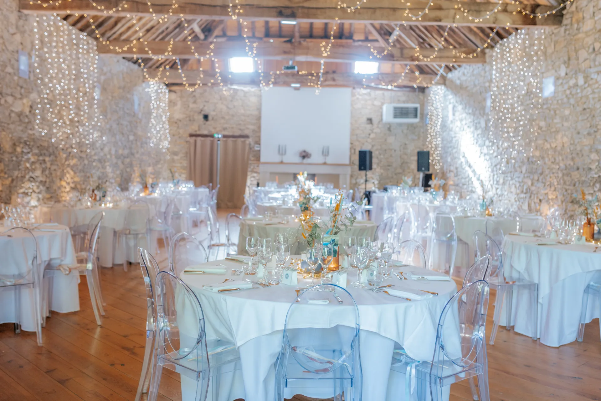 Salle de réception de mariage à Pau dans les Pyrénées-Atlantiques, décorée de guirlandes lumineuses et tables élégantes