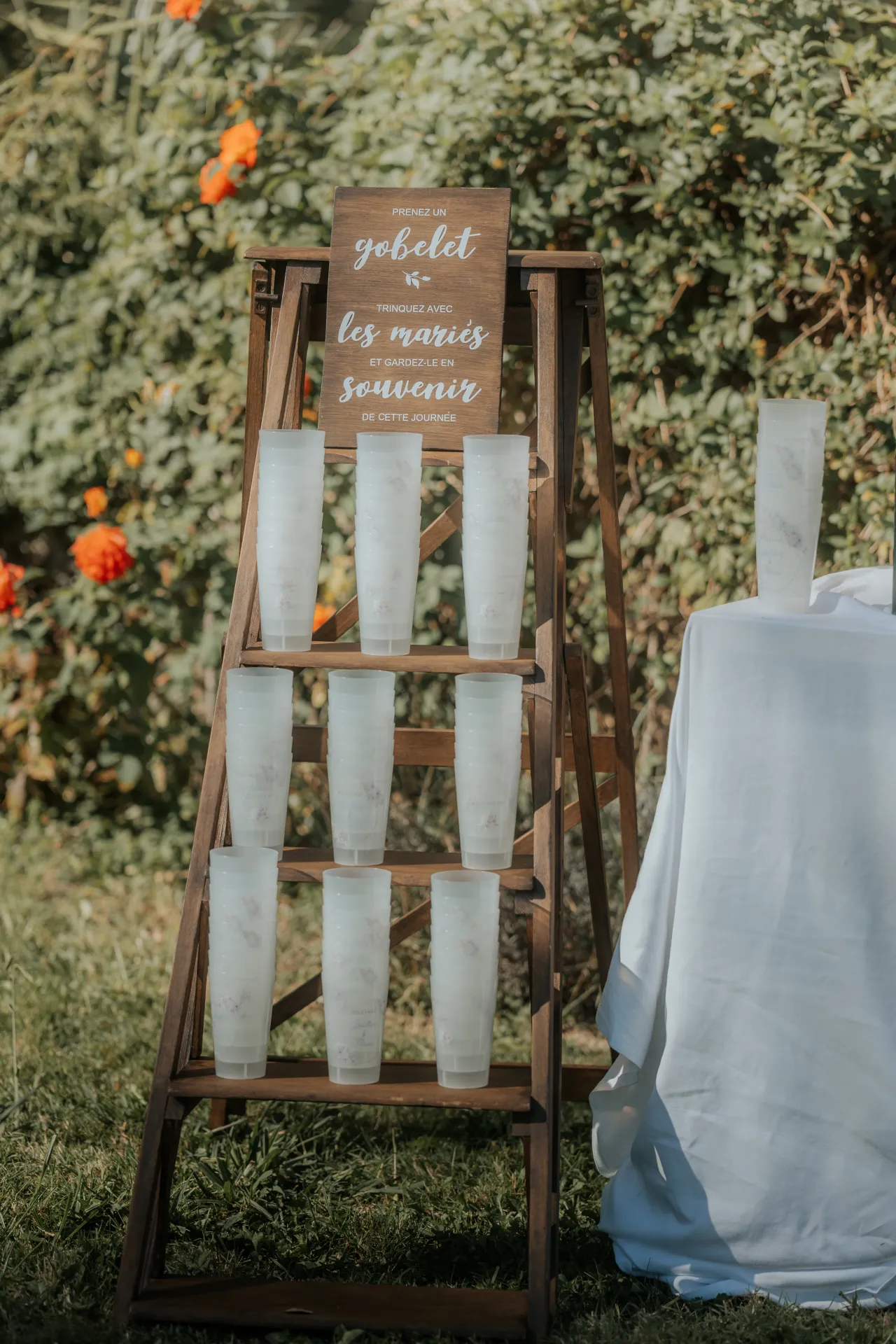 Présentoir de gobelets pour mariage en extérieur près de Pau, décoration champêtre dans les Pyrénées-Atlantiques