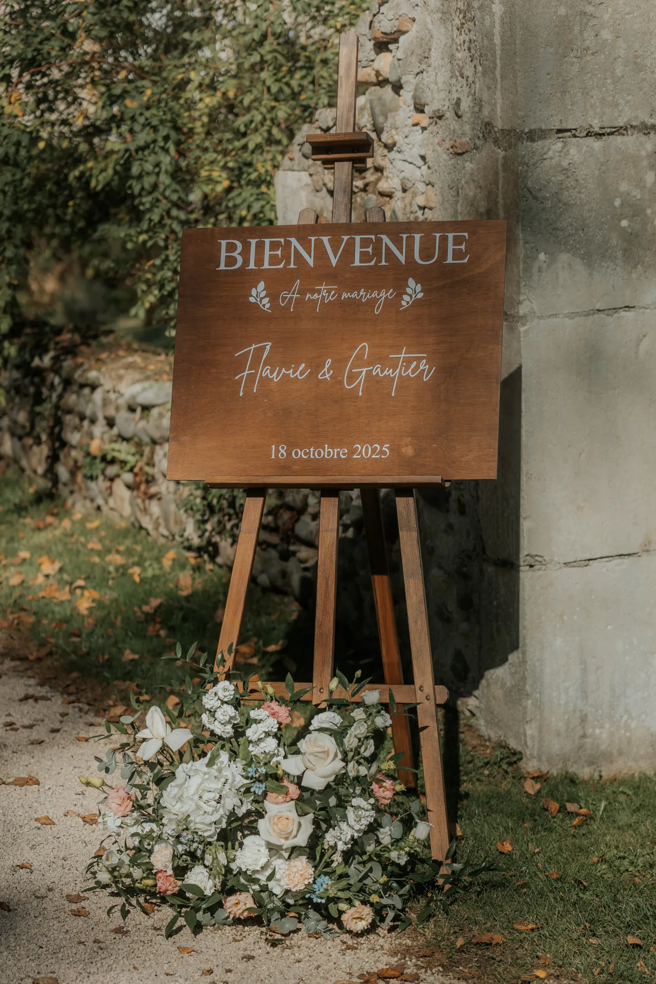 Panneau de bienvenue de mariage en bois avec fleurs, décor champêtre près de Pau dans les Pyrénées-Atlantiques