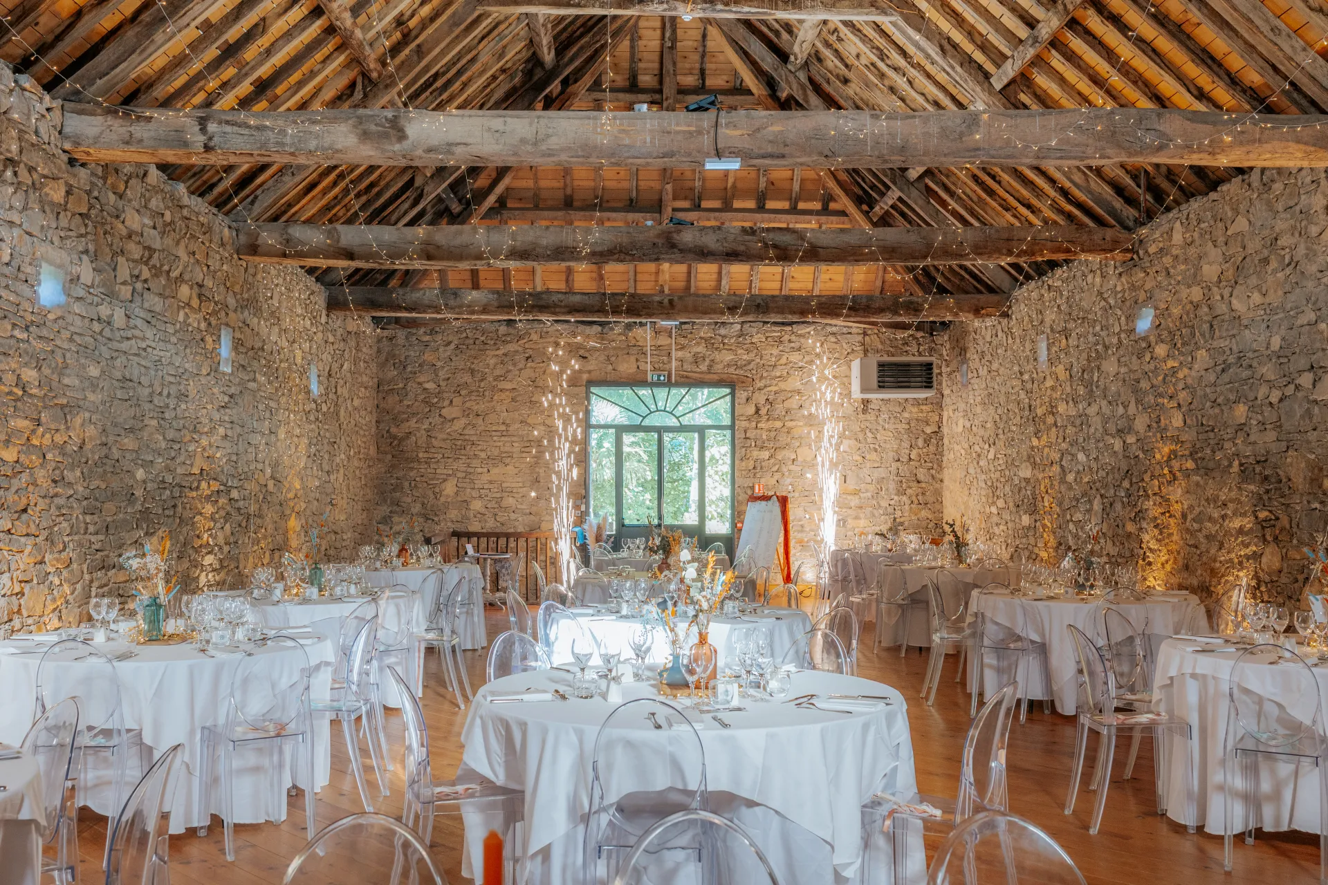 Salle de réception de mariage en pierre et bois près de Pau, dans les Pyrénées-Atlantiques