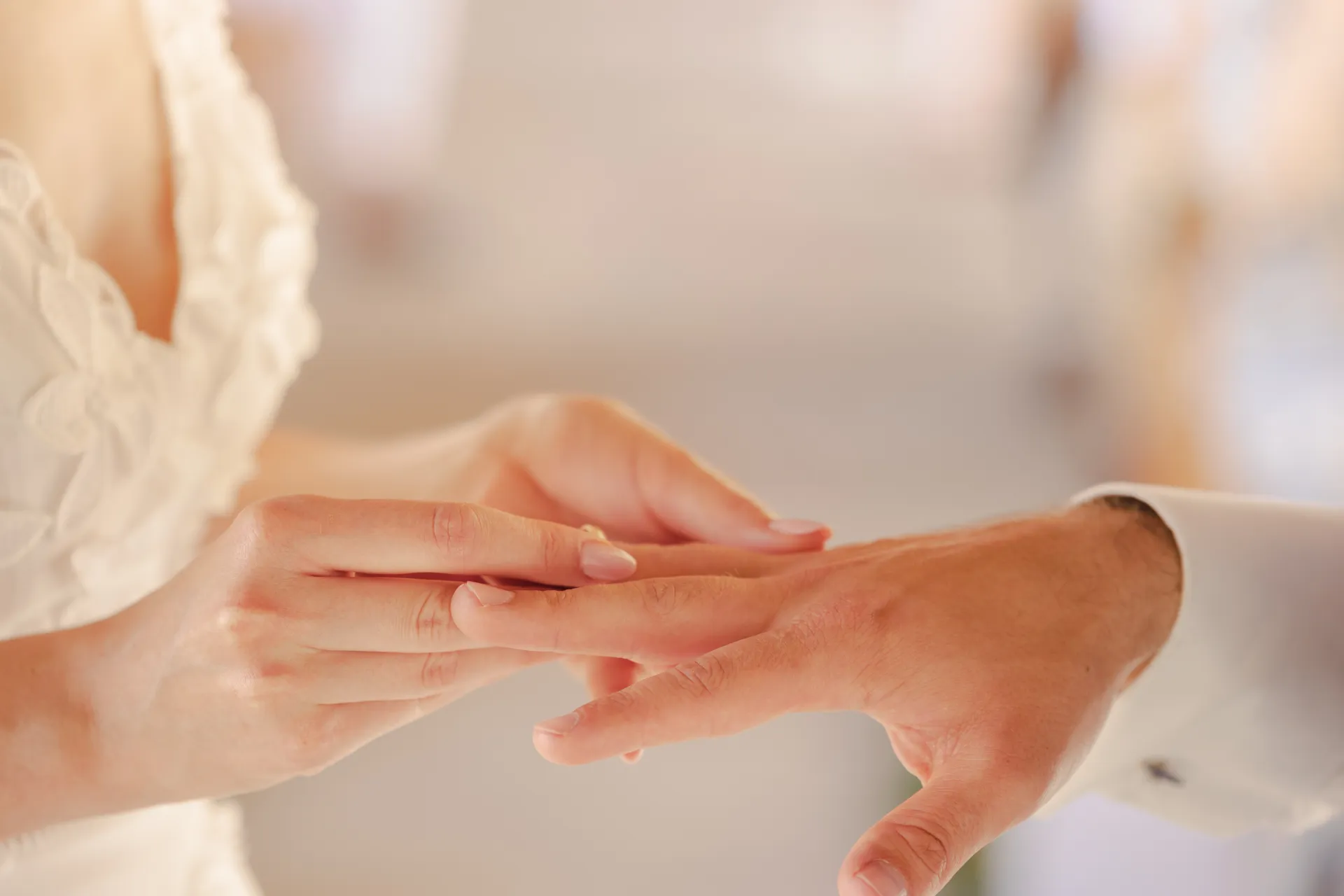 Échange des alliances lors d’un mariage à Pau, photo romantique dans les Pyrénées-Atlantiques