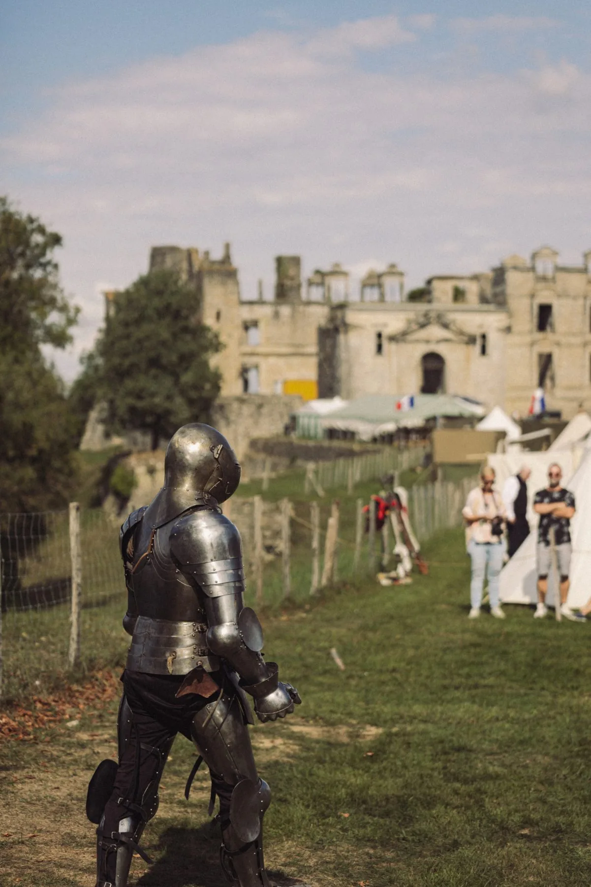 Chevalier en armure au Château de Bidache lors d’un événement patrimonial immersif entre costumes et ambiance médiévale