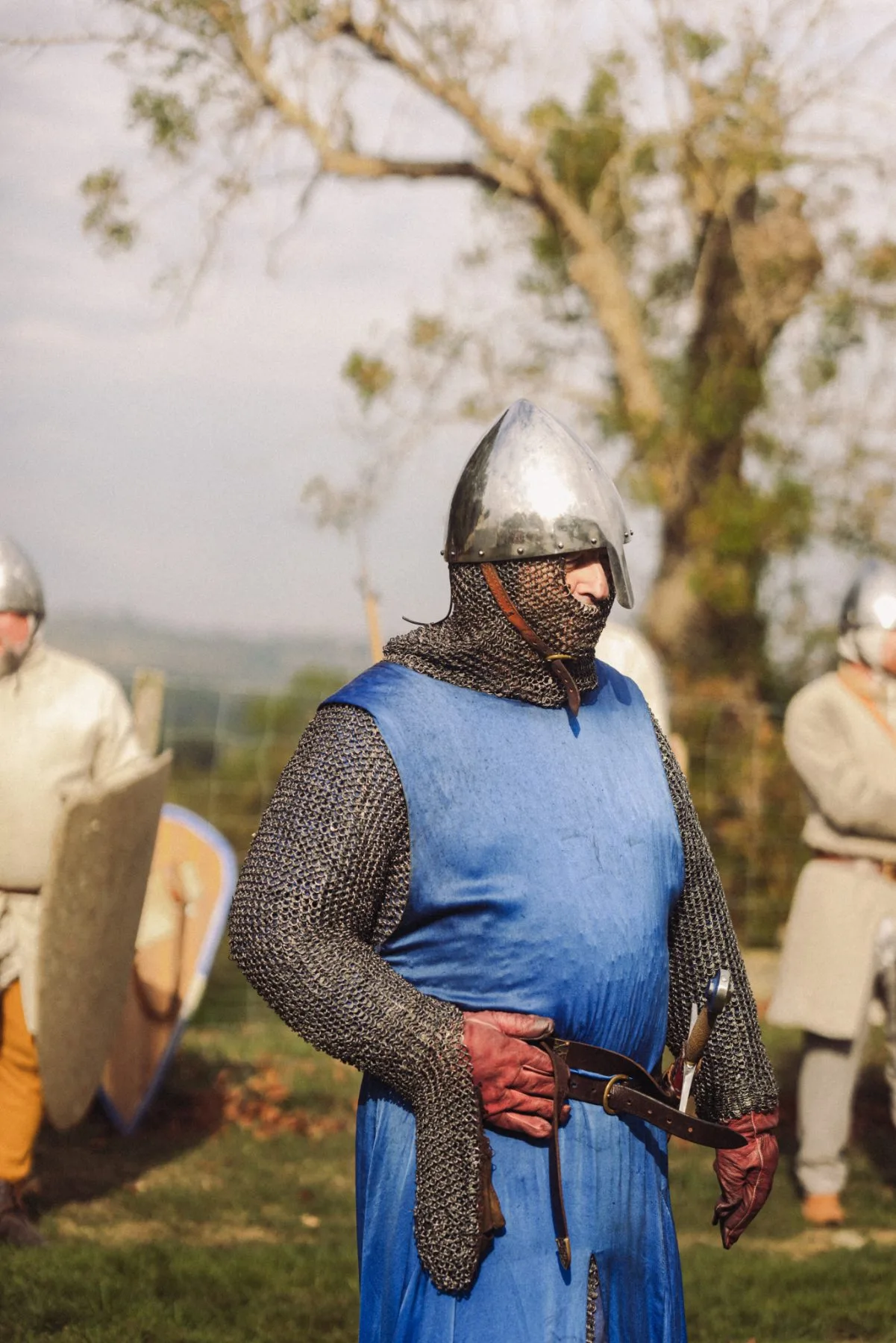 Chevalier en cotte de mailles et tunique bleue lors d’un événement médiéval au Château de Bidache
