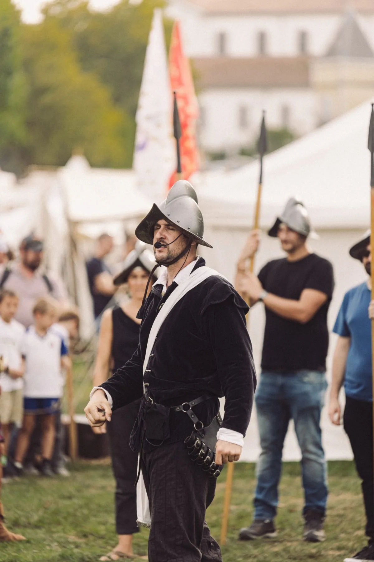 Participant en costume historique et casque lors d’un événement patrimonial au Château de Bidache