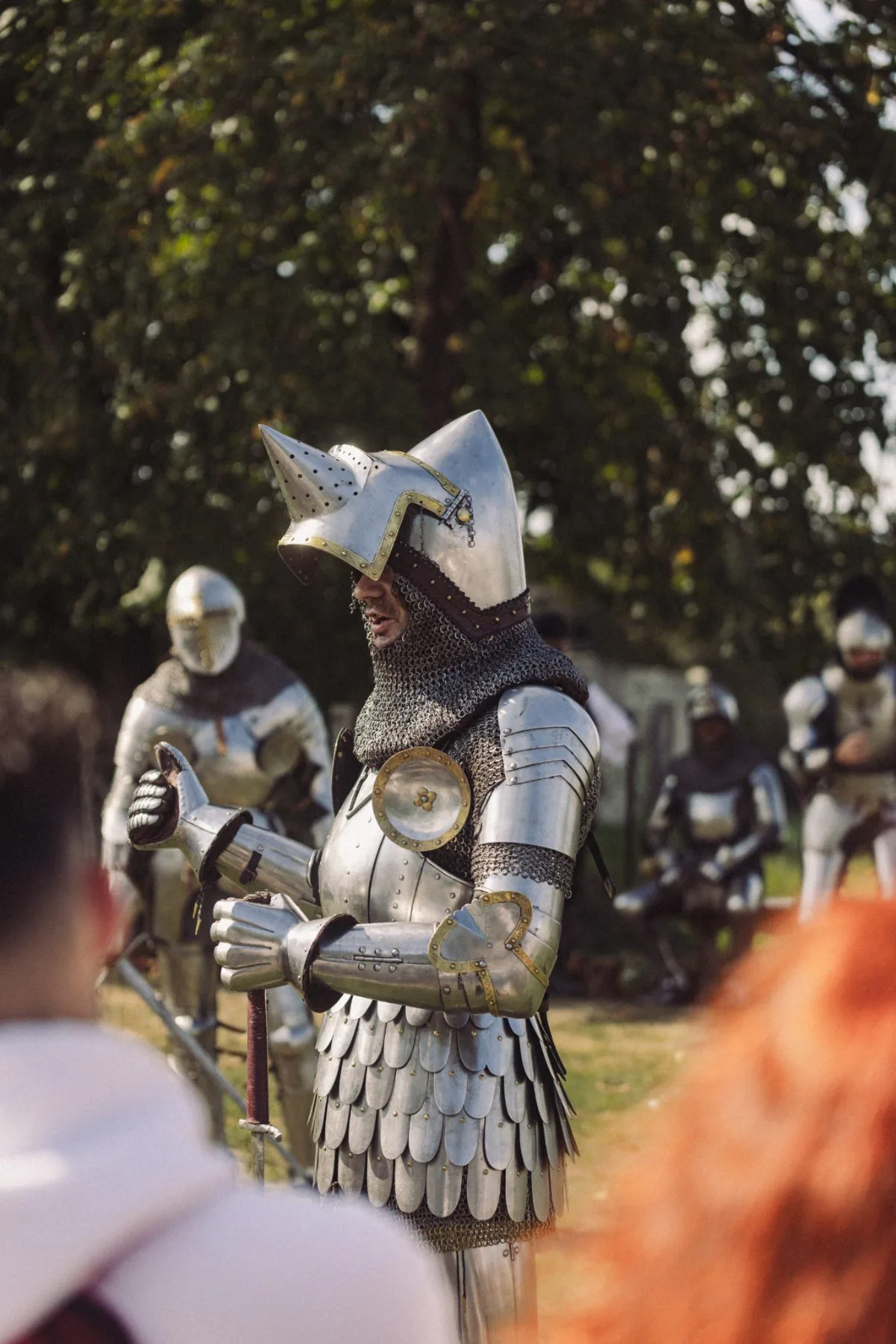 Chevalier en armure lors d’une reconstitution historique au Château de Bidache, entre costumes et artisanat médiéval