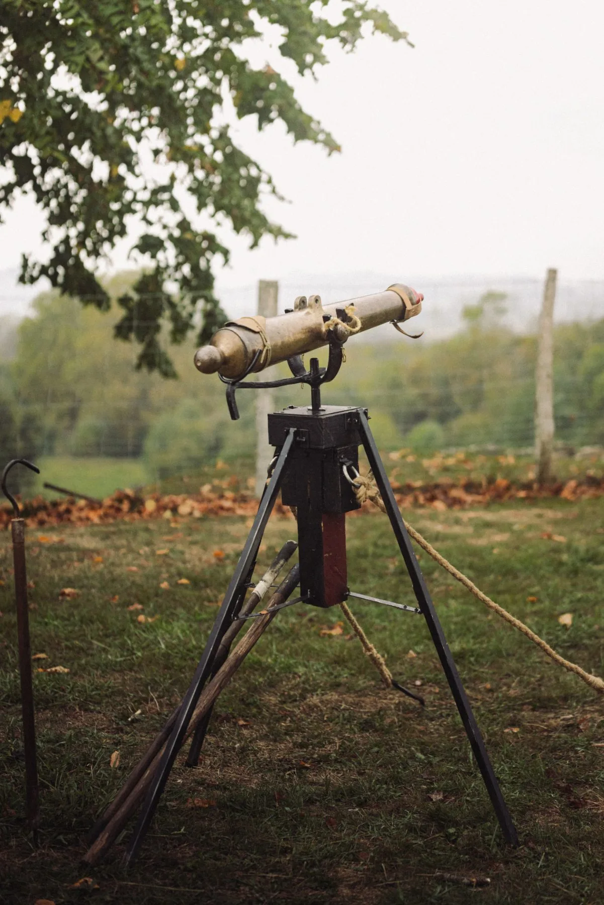Canon ancien sur trépied au Château de Bidache, détail d’artisanat d’un événement patrimonial immersif