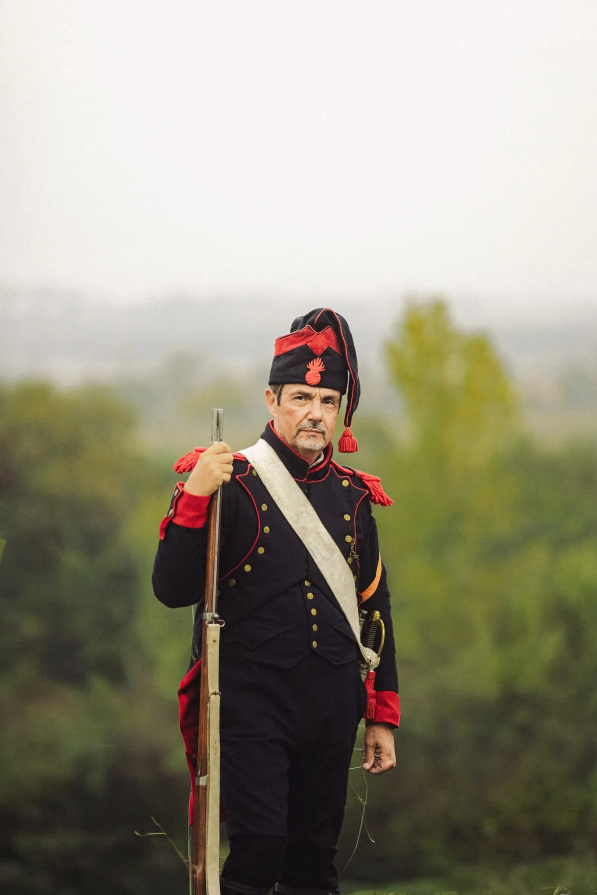 Portrait en extérieur d’une personne en tenue historique sur le site du Château de Bidache