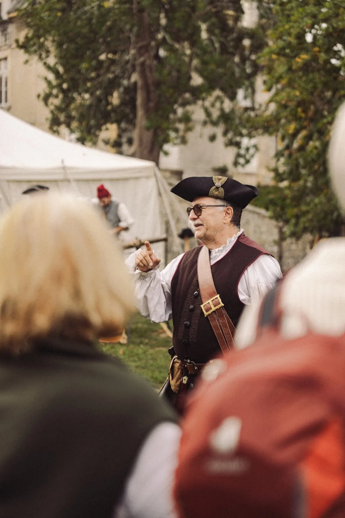 Animateur en costume d’époque au Château de Bidache lors d’un événement patrimonial immersif