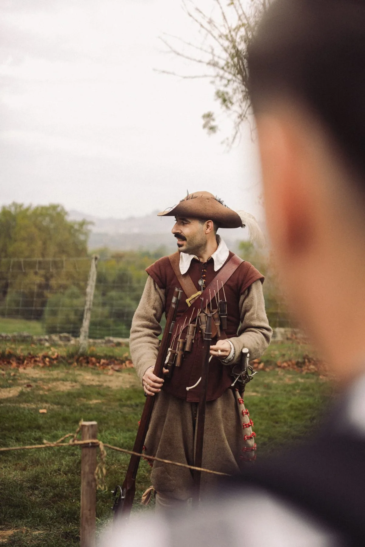 Homme en costume d’époque avec mousquet lors d’un événement patrimonial au Château de Bidache