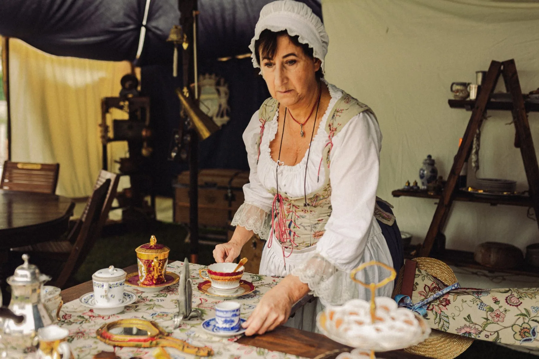 Préparation de costume et détails d’habillage en extérieur lors des Historiques de Bidache