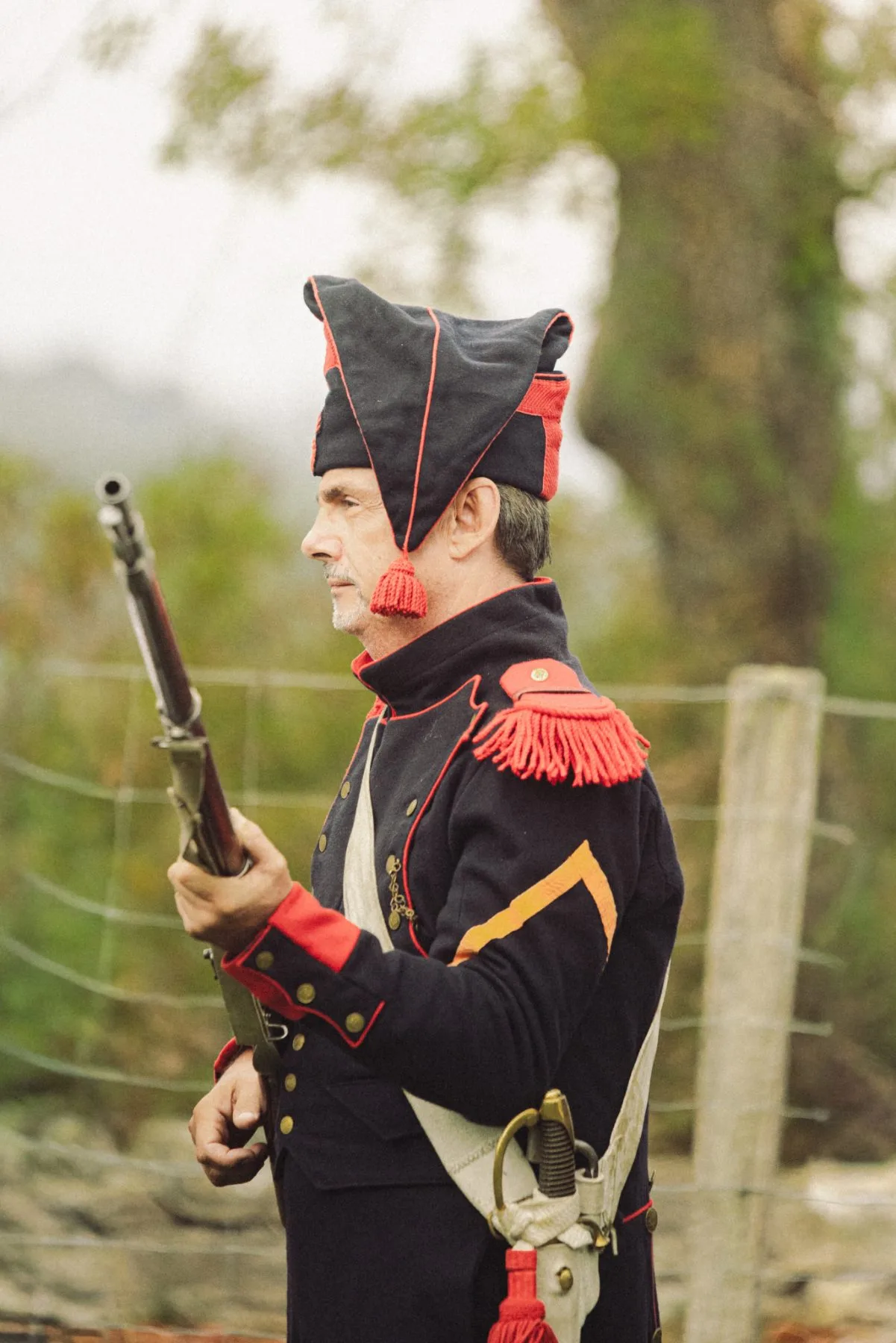 Soldat en costume d’époque avec fusil au Château de Bidache, lors d’un événement patrimonial immersif