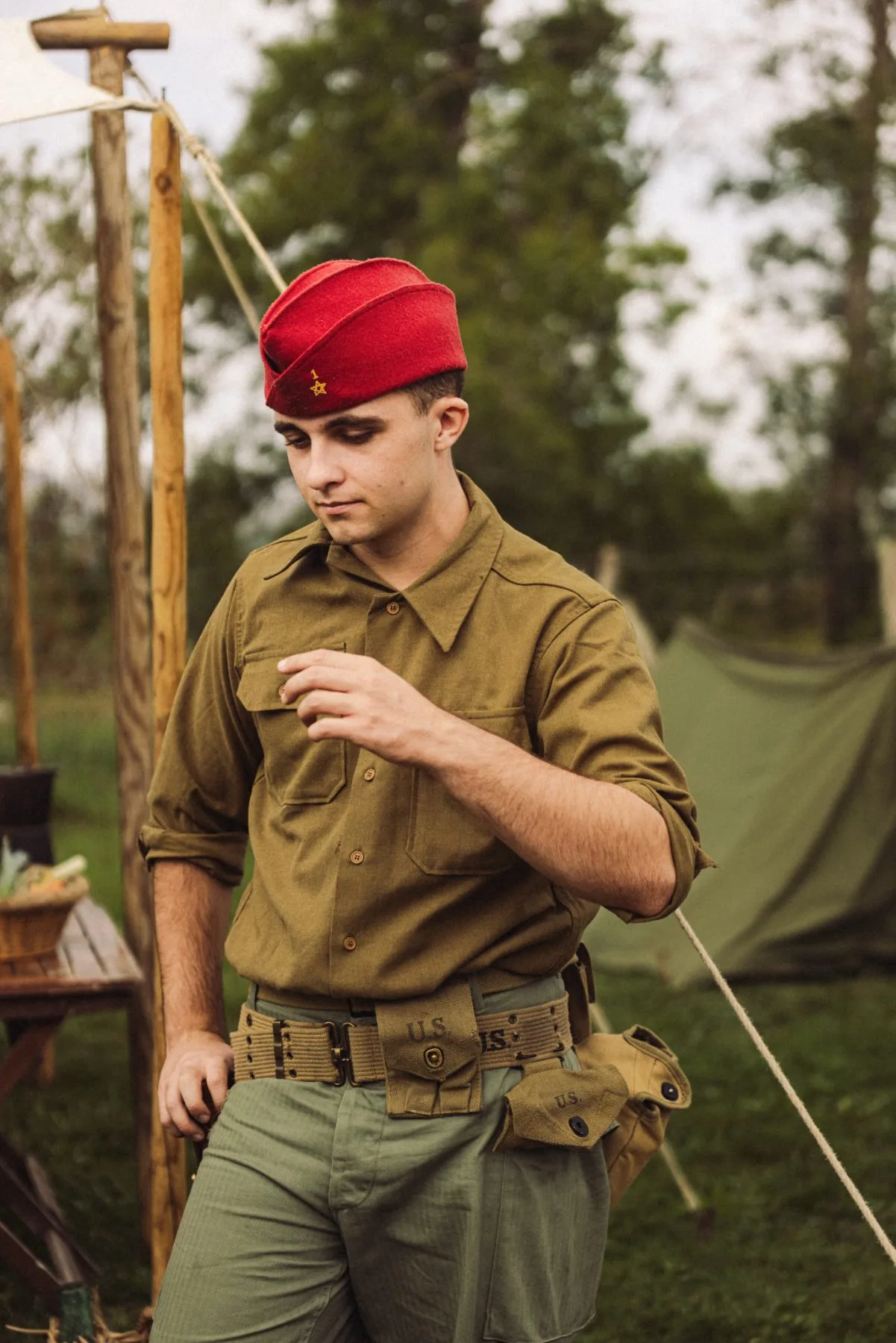 Participant en costume militaire d’époque devant un camp reconstitué au Château de Bidache