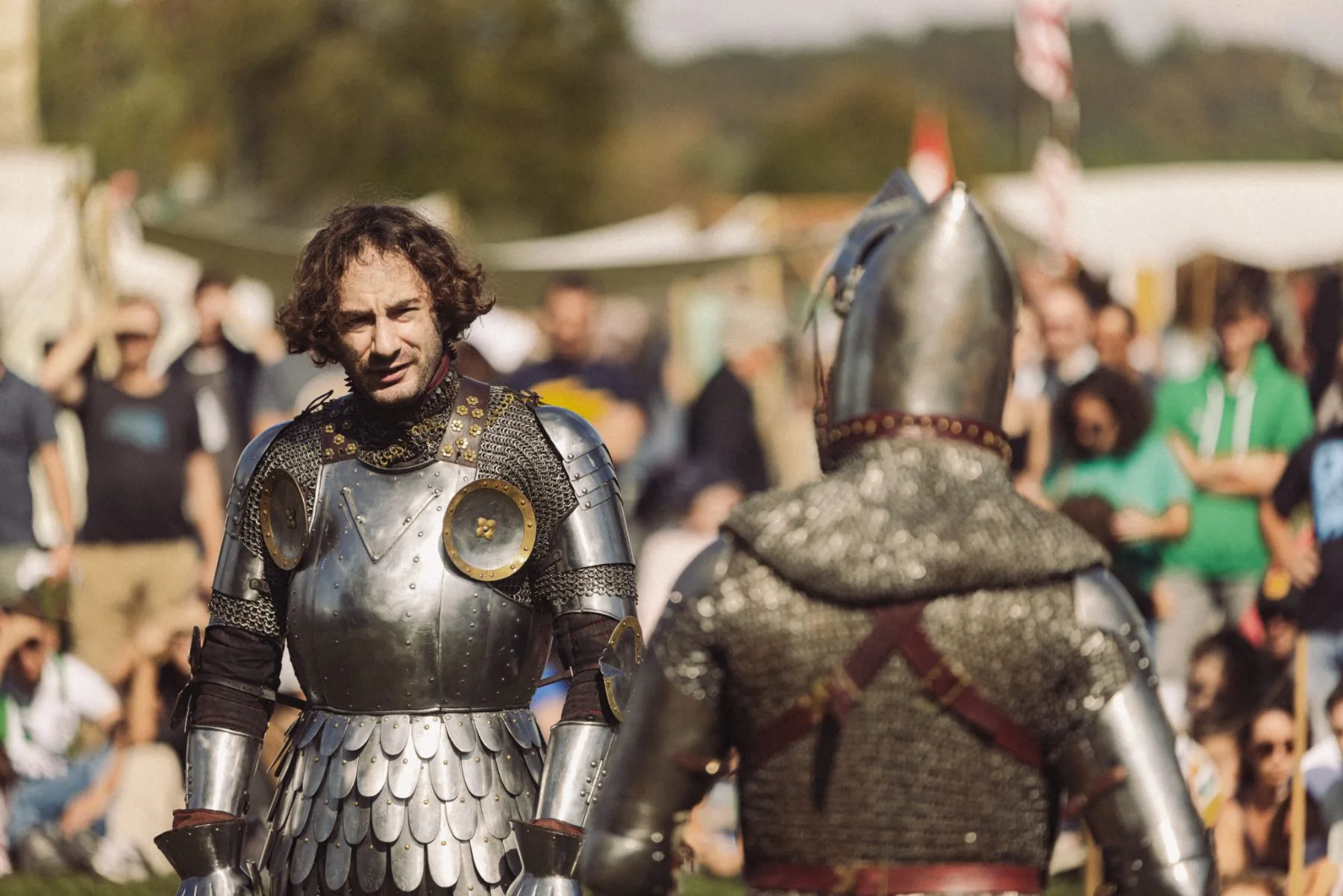 Combat en armure médiévale au Château de Bidache, entre costumes historiques et ambiance immersive