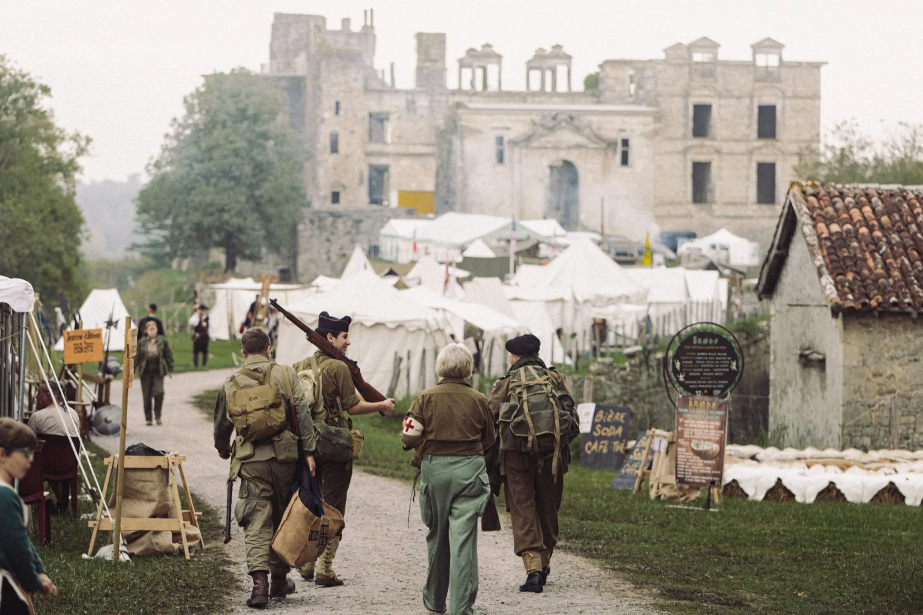 Participants en costumes d’époque devant le Château de Bidache, au cœur d’un événement patrimonial immersif