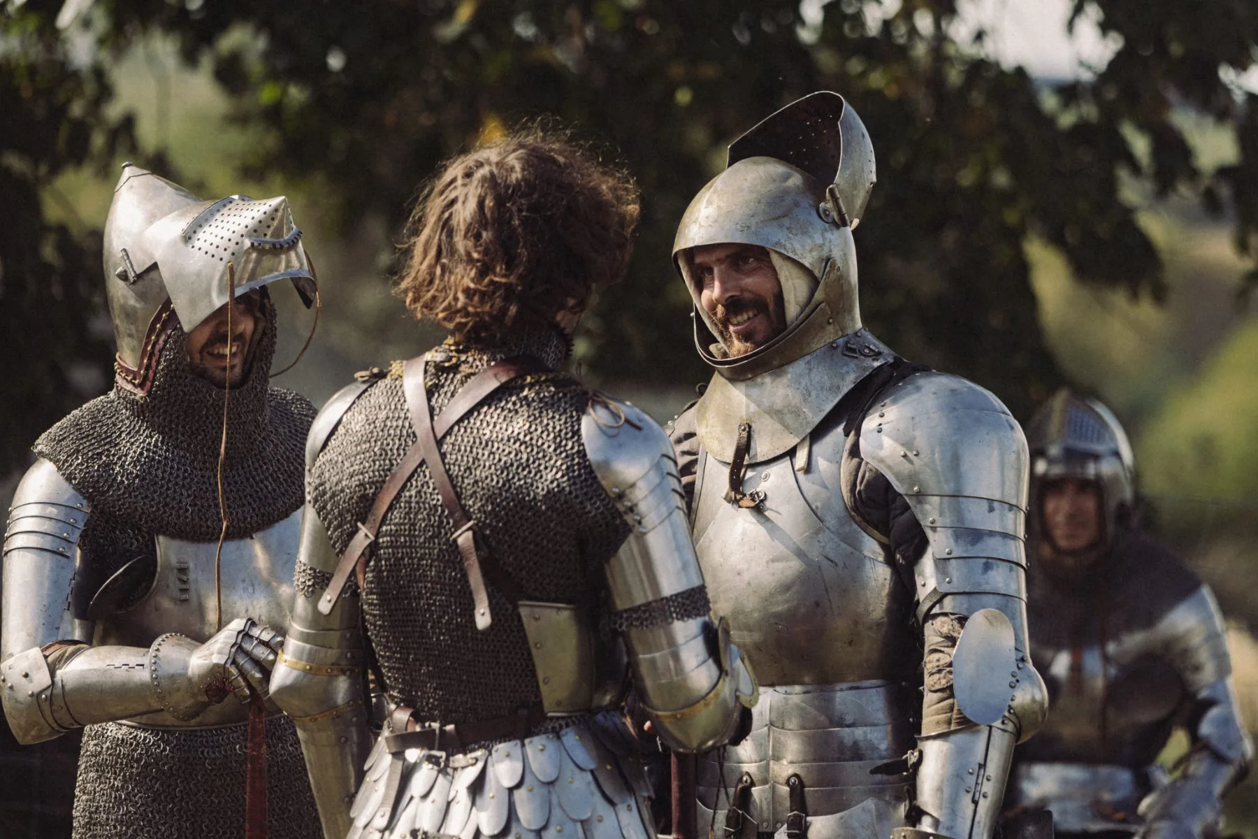 Chevaliers en armure échangeant au Château de Bidache lors d’un événement patrimonial immersif
